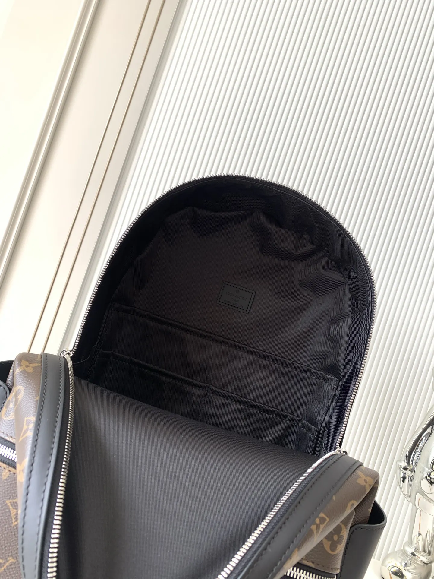 老花 牛皮 外袋 拉链前袋和开口侧袋方便取放物品 内袋确保收納井 雙肩包 实用雙肩款(數字9) 老花 牛皮 外袋 拉链前袋和开口侧袋方便取放物品 内袋确保收納井 雙肩包 实用雙肩款(數字9)