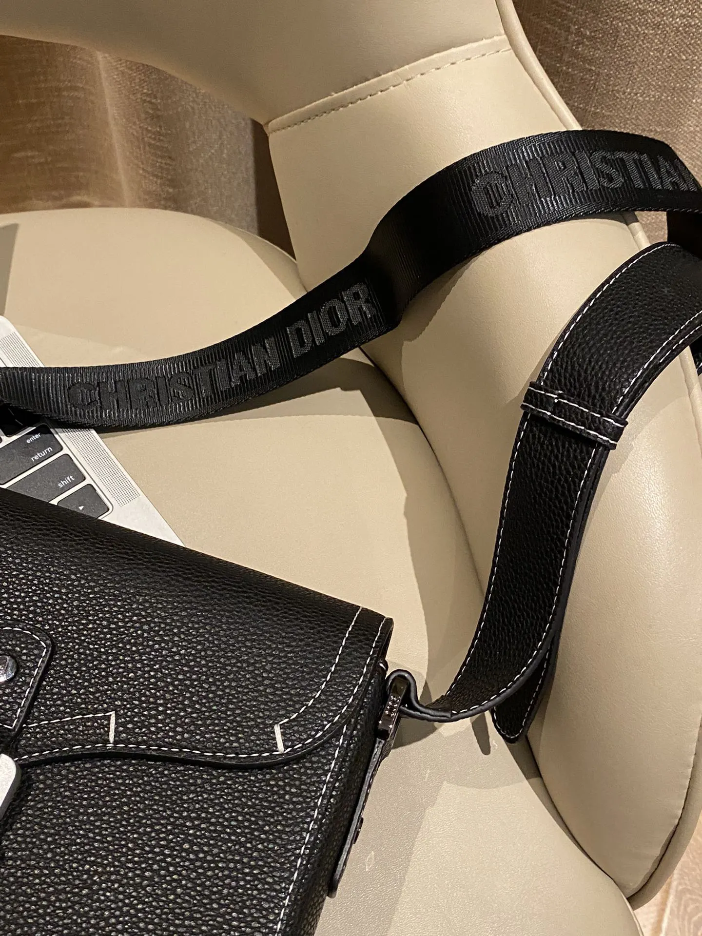 Dior Lady Dior 黑色皮革翻盖斜挎包 银扣通勤