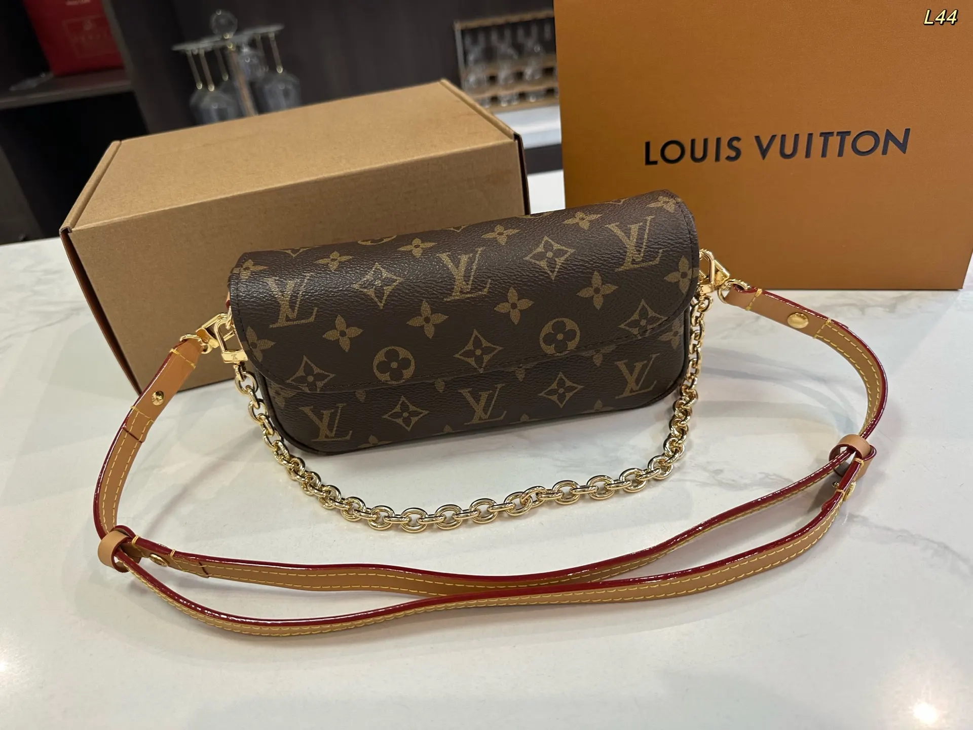 LV 钢五金 腋下包 复古腋下背款
