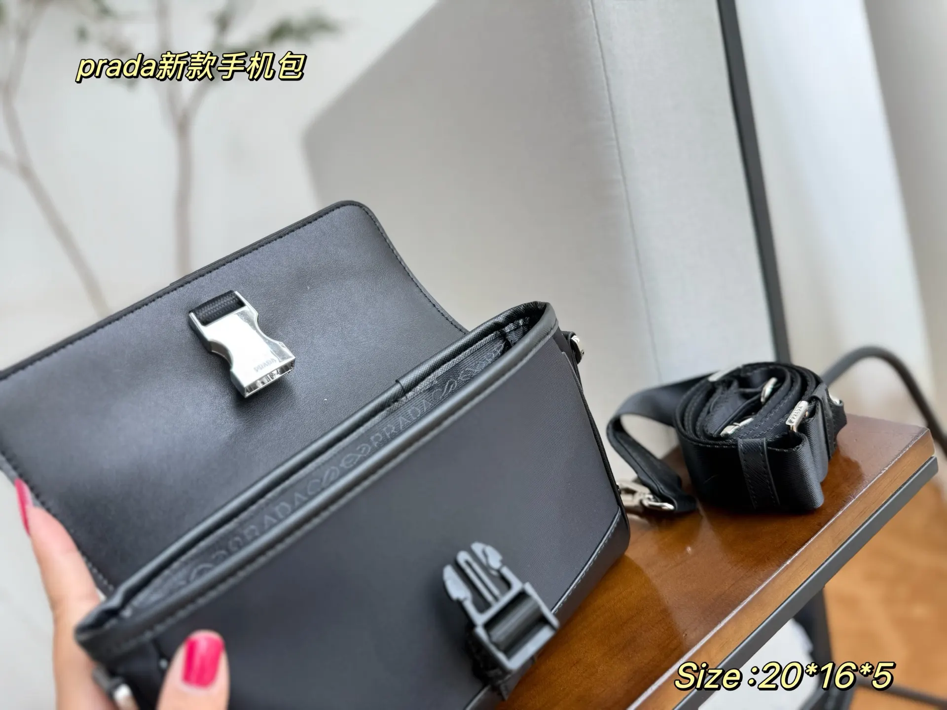 Prada 尼龙 手拿包 精致手拿款