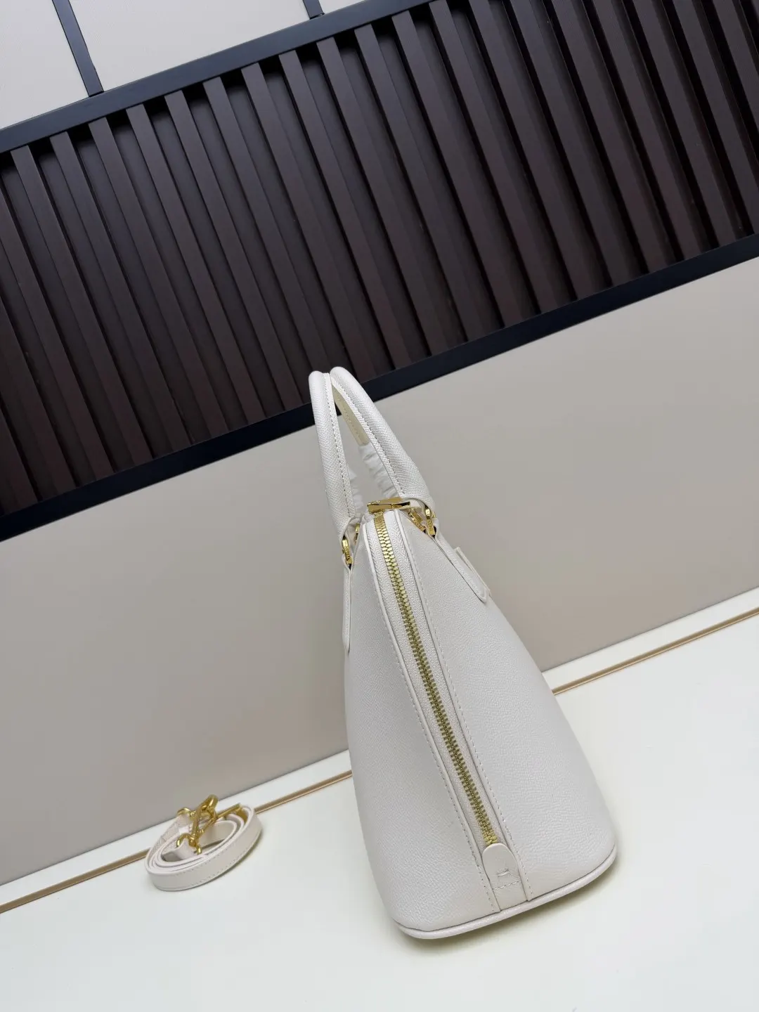 Prada Saffiano 十字纹牛皮 Logo 手提包