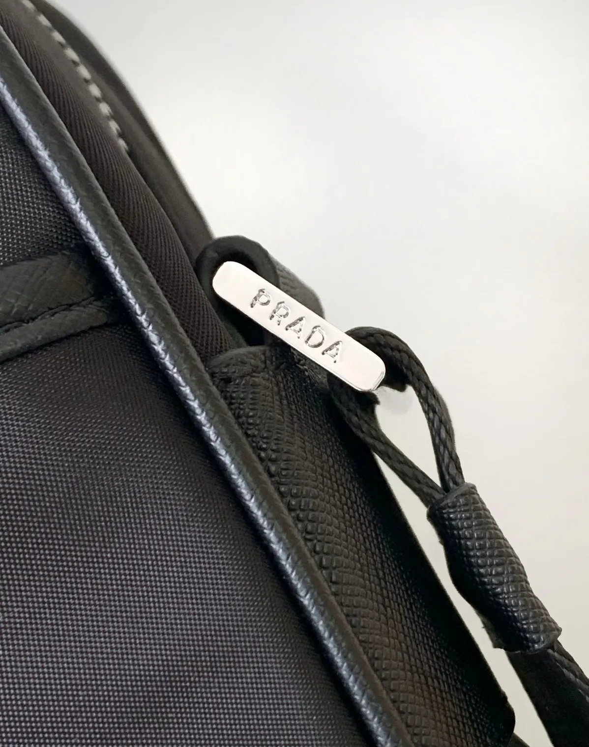 Prada 2VQ002 皮革 斜背包