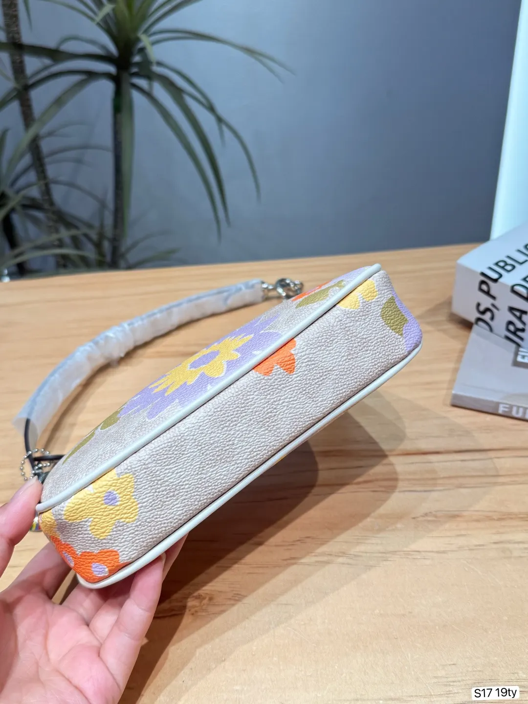 Coach 米色 皮革 麻将花卉图案斜背包​​ 斜背包采用浅米色皮 鏈條包 精致鏈條款