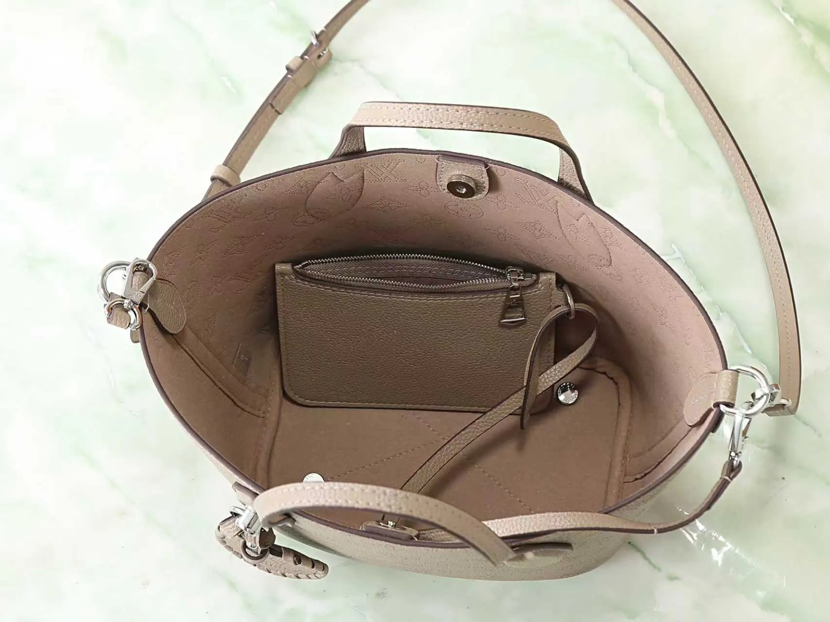 LV gray, tote bag, large-capacity commuter model Image 10 LV gray, tote bag, large-capacity commuter model Image 10