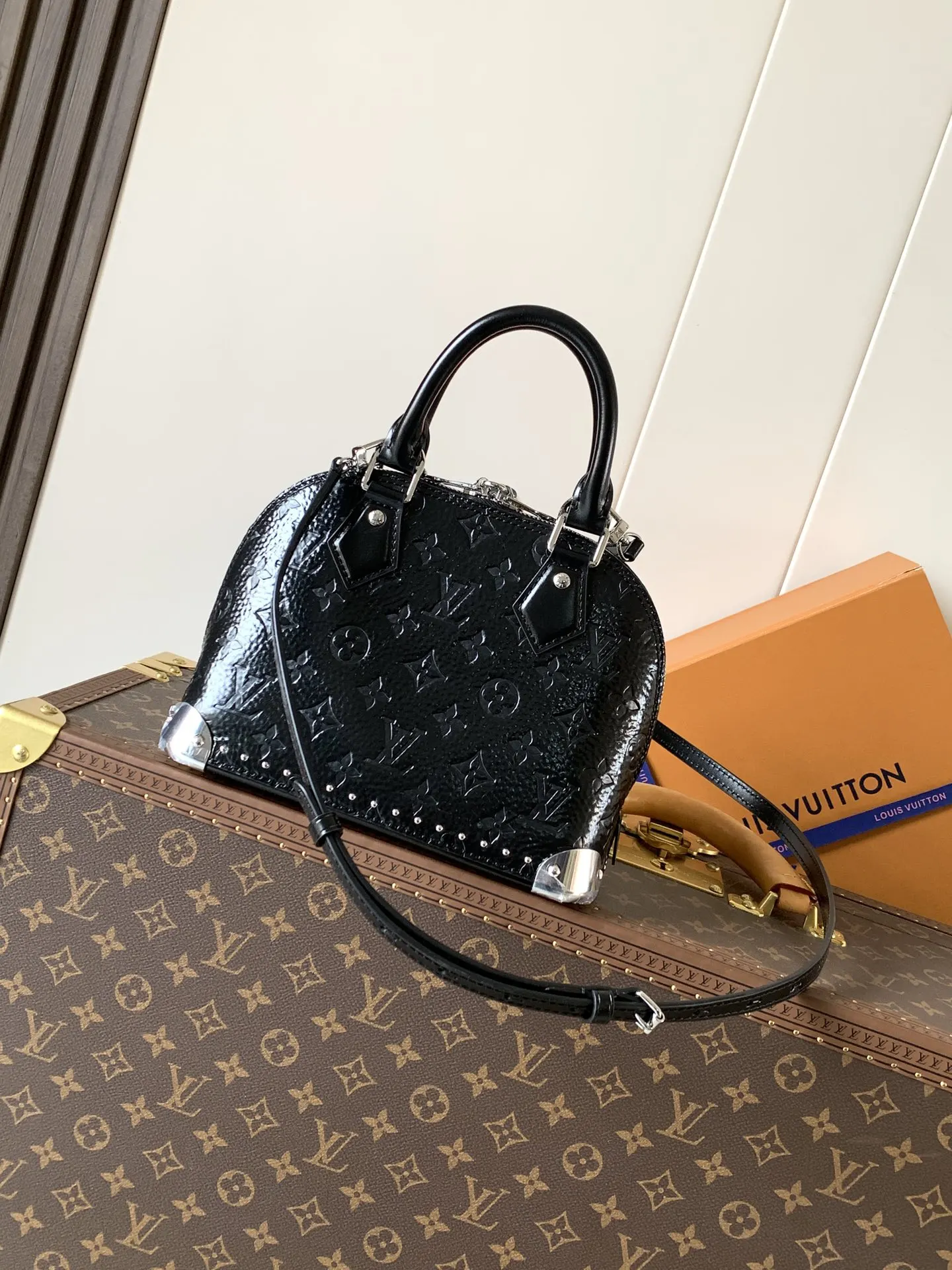 LV Alma 黑色壓紋貝殼包 手提斜挎款(數字12) LV Alma 黑色壓紋貝殼包 手提斜挎款(數字12)