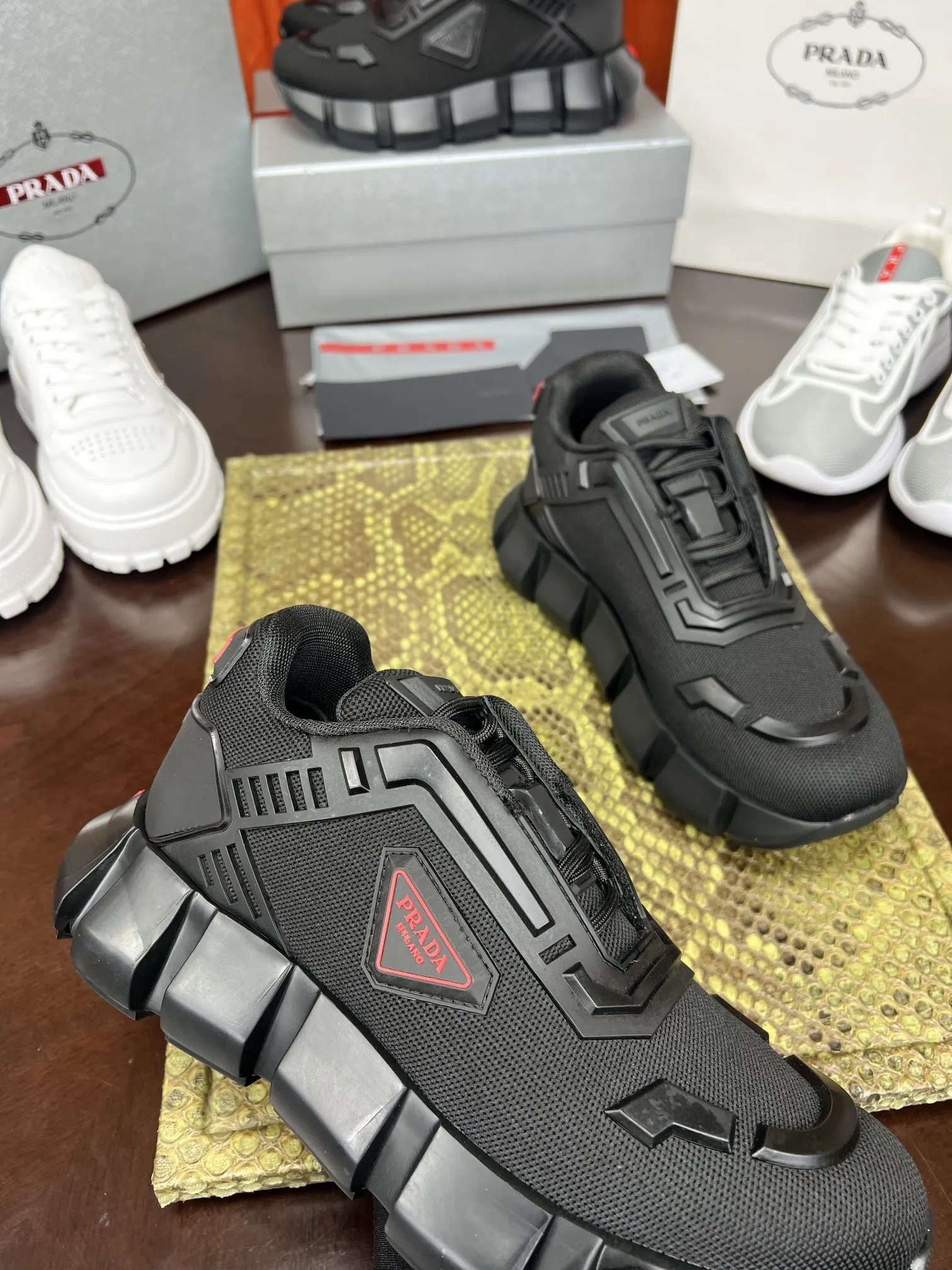 Prada 牛皮 休闲鞋 舒适