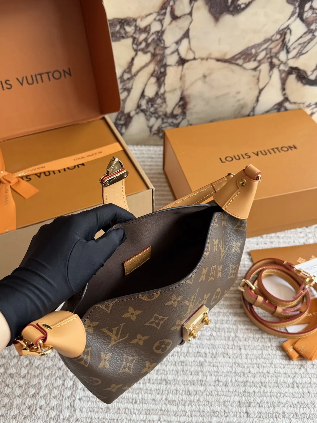 LV 粉色 牛仔 丹宁 盒 Pochette Mia 丹宁元宝包 雙肩包 实用雙肩款(數字9) LV 粉色 牛仔 丹宁 盒 Pochette Mia 丹宁元宝包 雙肩包 实用雙肩款(數字9)