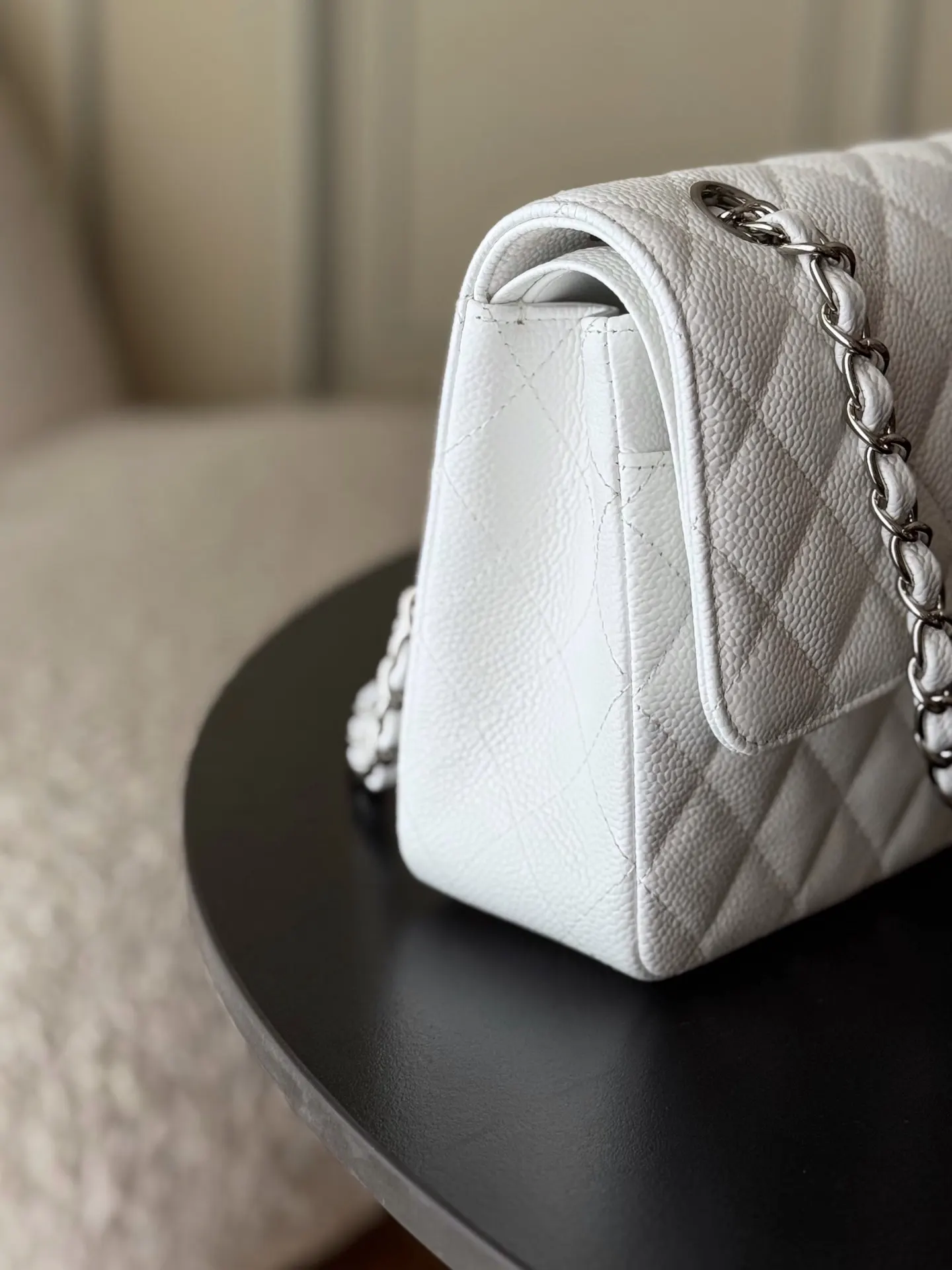 CHANEL 白色鱼子酱牛皮翻盖链条包 银扣款
