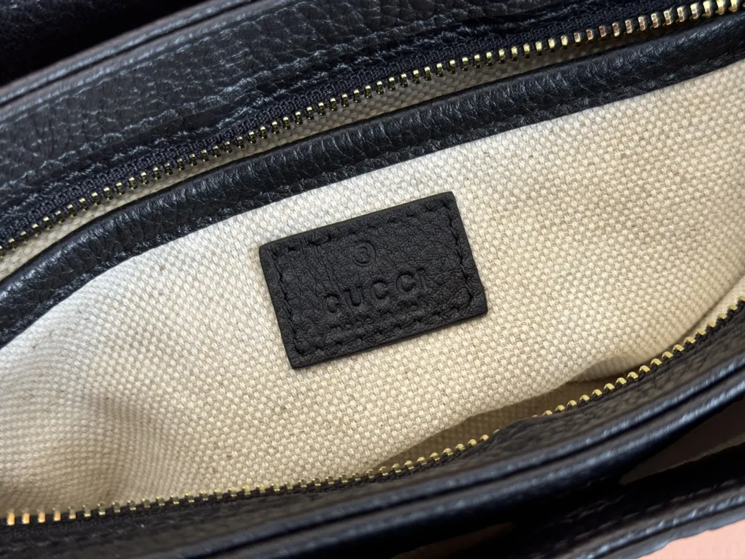 Gucci GG Emblem 黑色 棕色 荔枝纹 斜背包 輕便斜挎款(數字9) Gucci GG Emblem 黑色 棕色 荔枝纹 斜背包 輕便斜挎款(數字9)