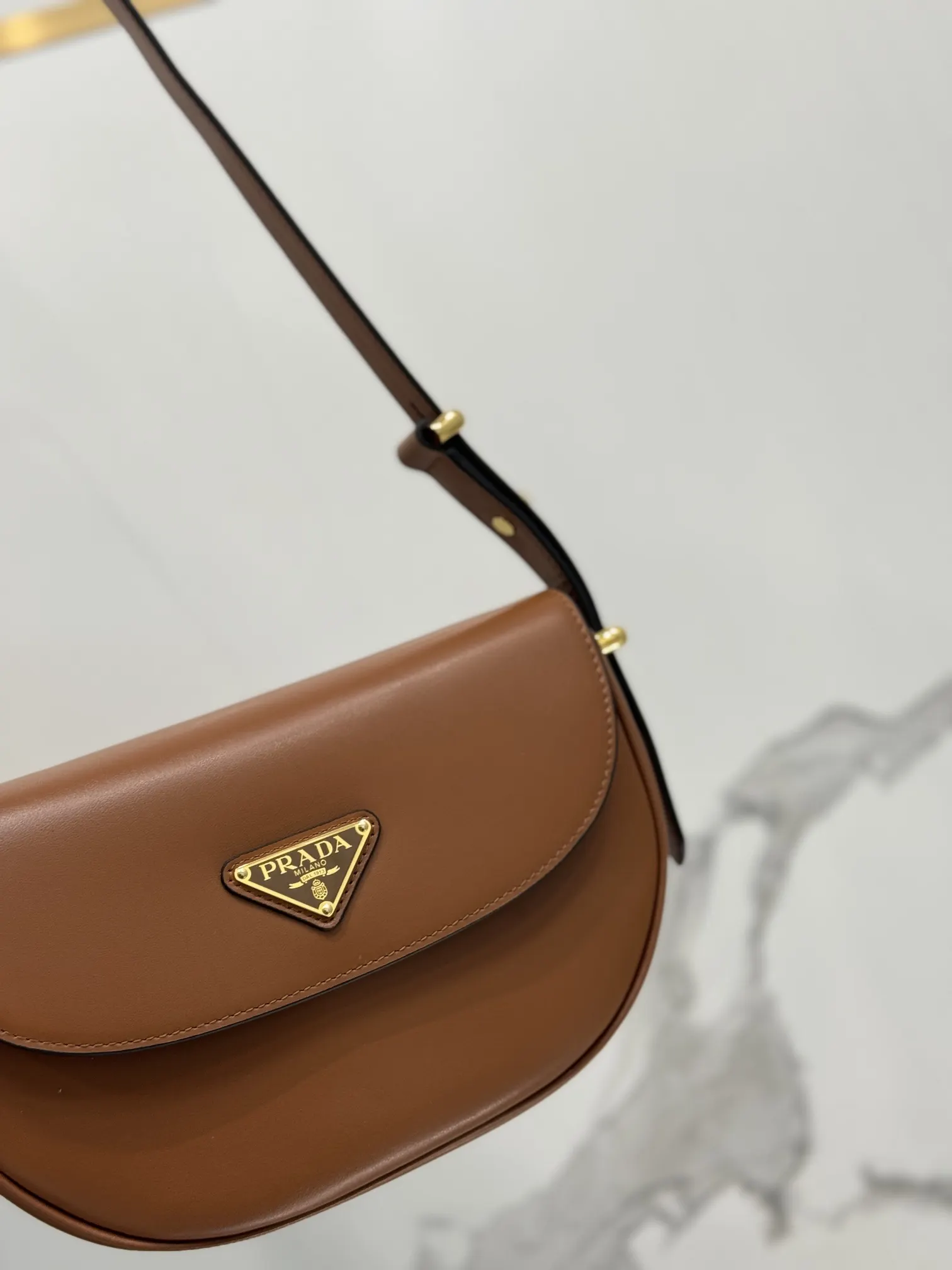 Prada 牛皮 羊皮 斜挎包