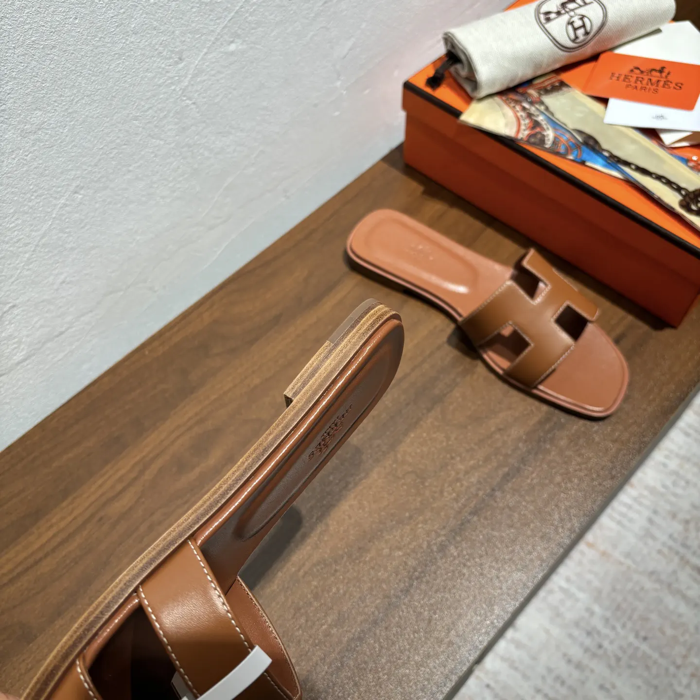 Hermès 琥珀色白线 小牛皮 拖鞋 舒适