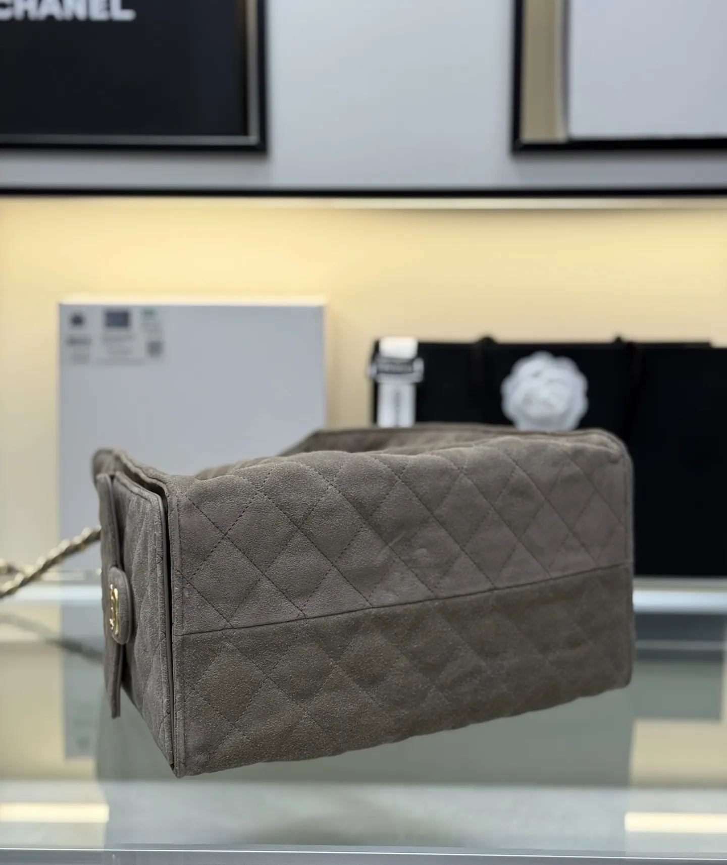 CHANEL 麂皮链条水桶包