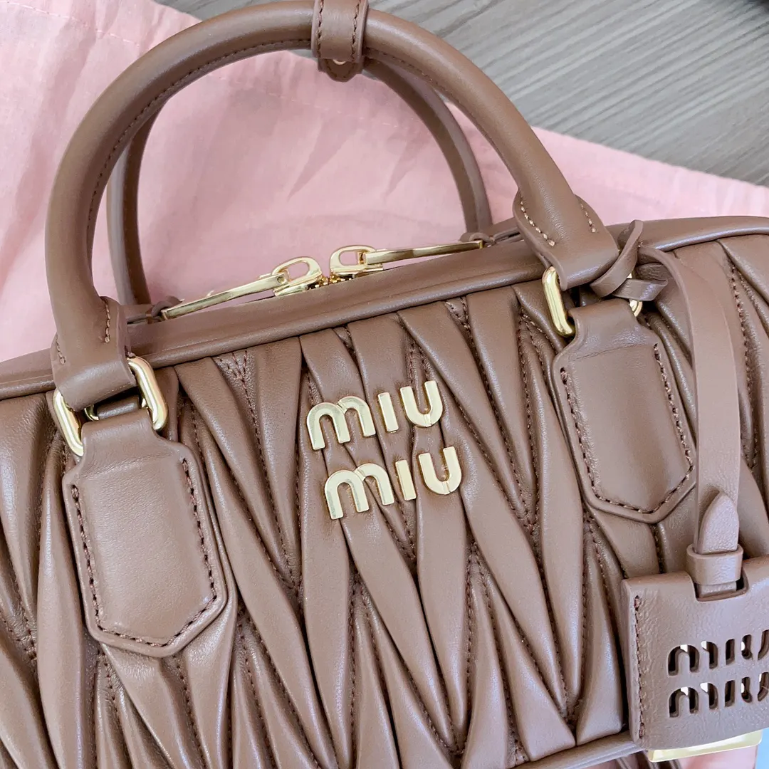 Miu 羊皮 斜背包 輕便斜挎款