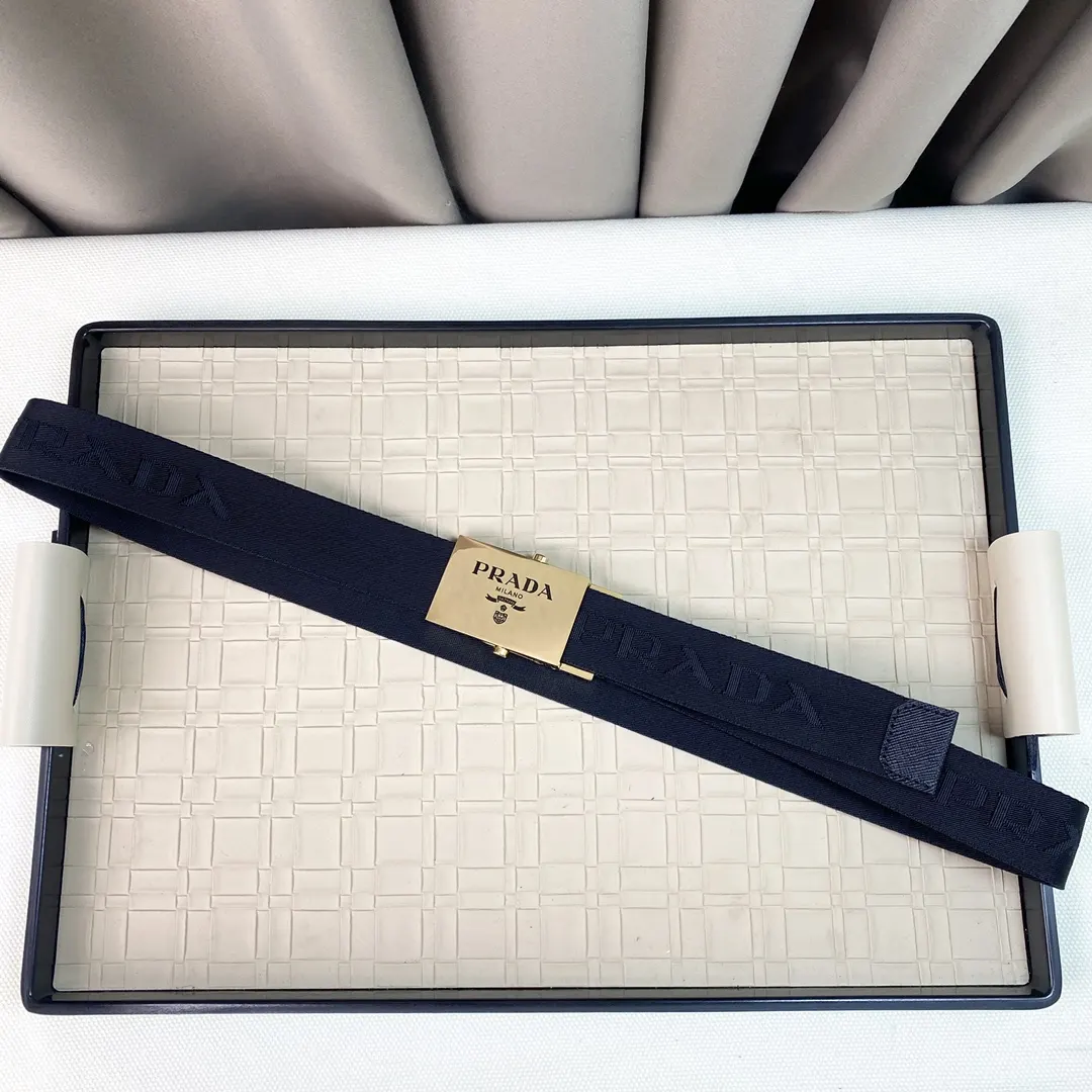 Prada 腰带 通勤搭配