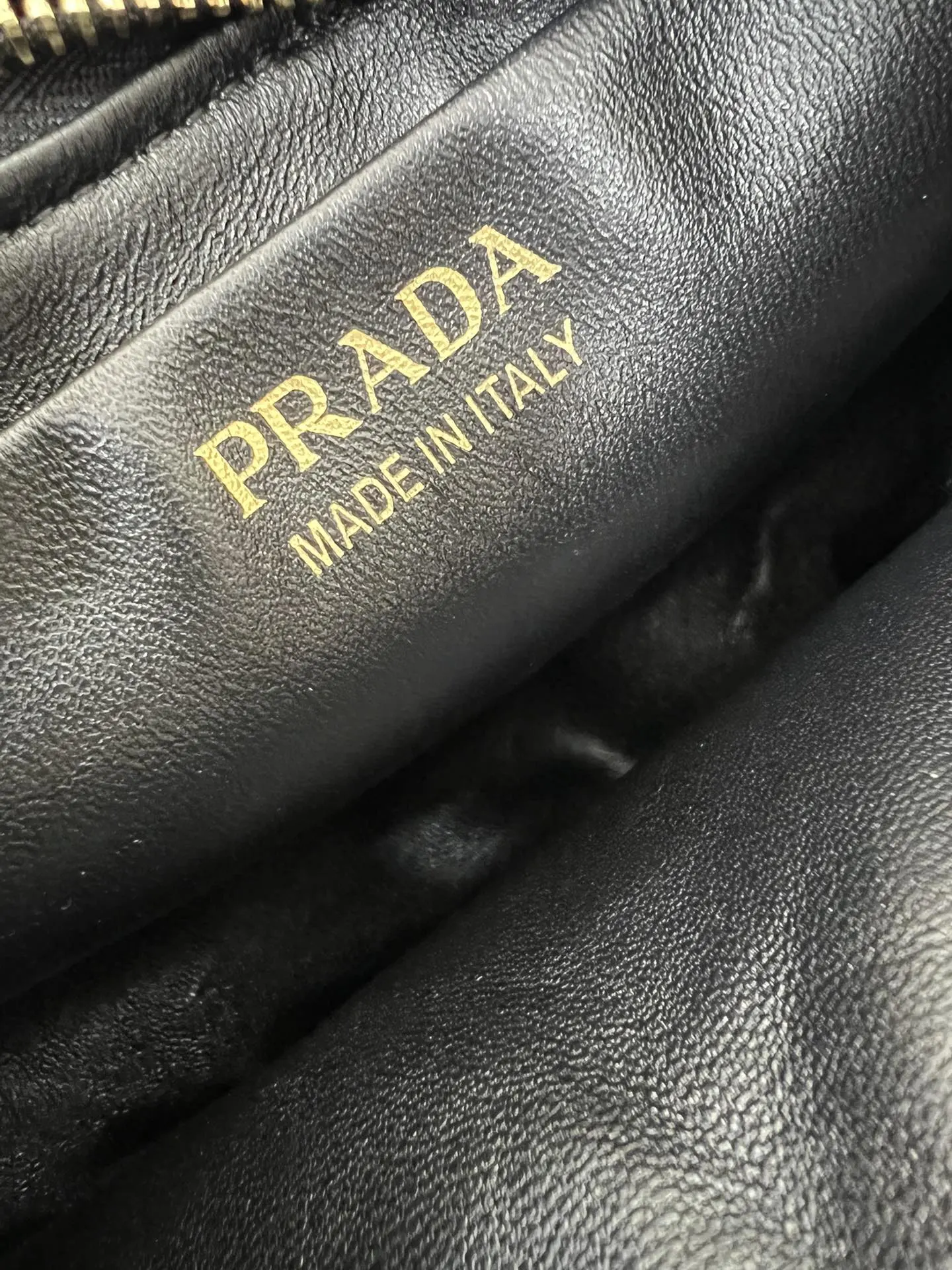 Prada 尼龙 牛皮 羊皮 双肩背包 轻便实用
