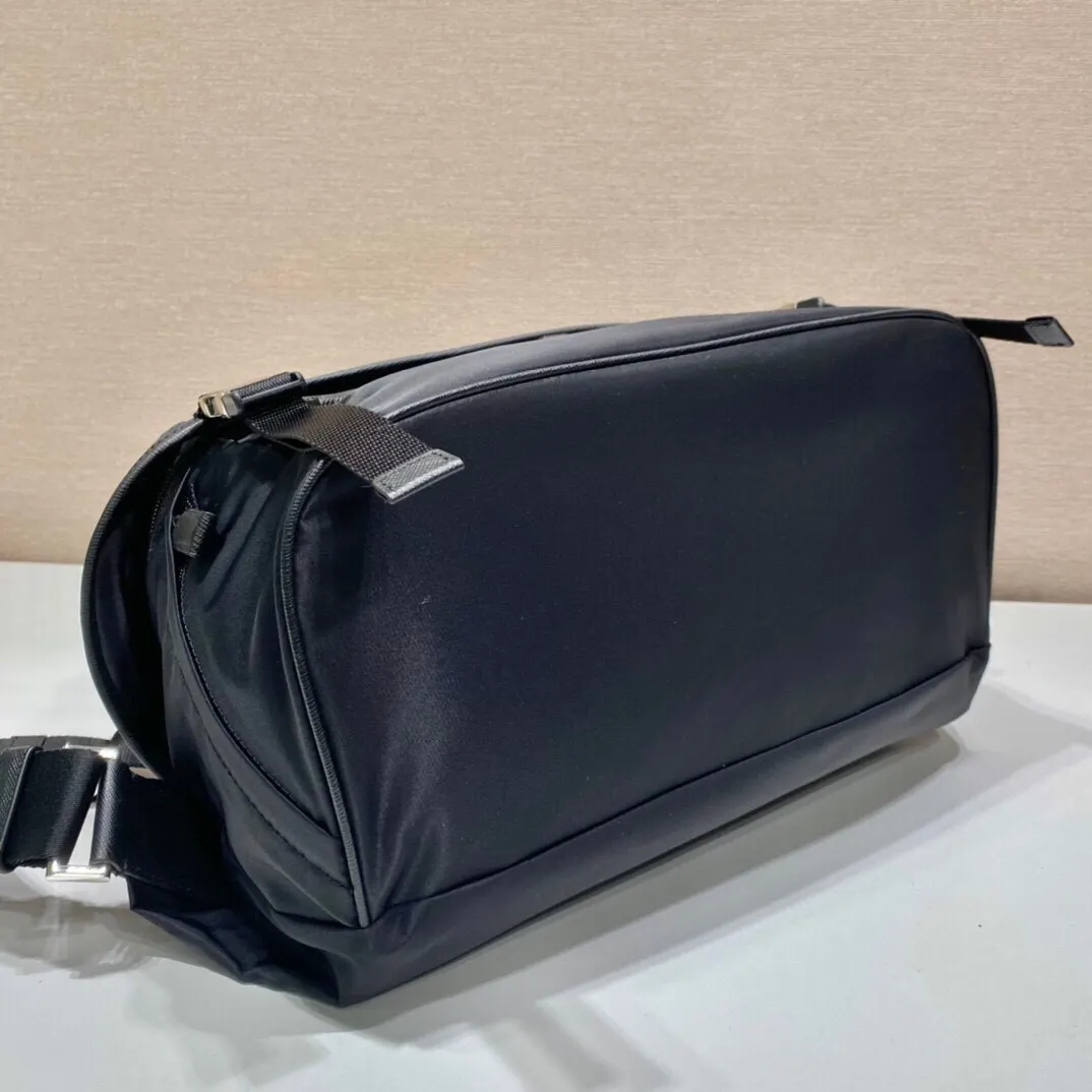 PRADA 2VH991A Re-Nylon尼龙 Saffiano十字纹牛皮 三角标 邮差包 通勤百搭款