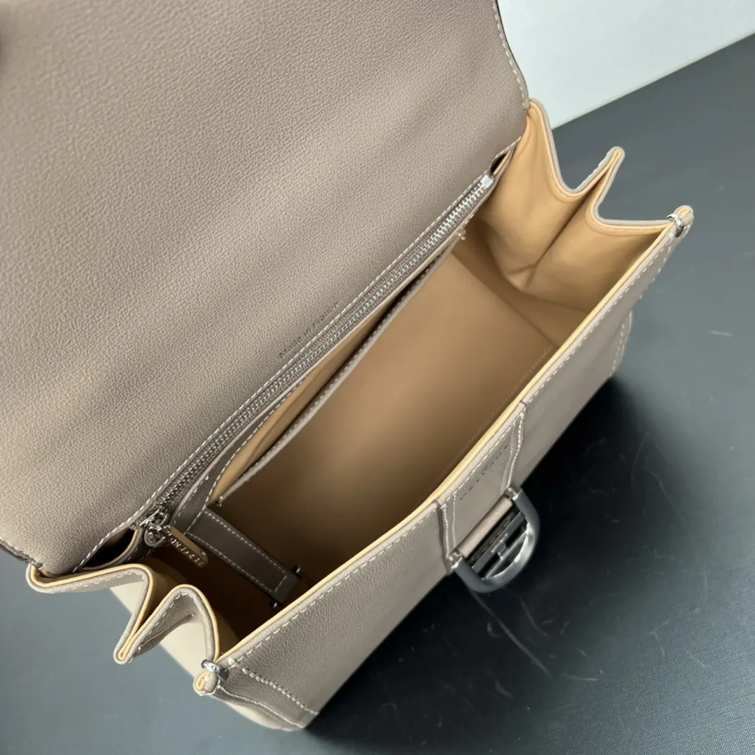 Delvaux 焦糖色 小牛皮 手提包 通勤手提款(數字9) Delvaux 焦糖色 小牛皮 手提包 通勤手提款(數字9)
