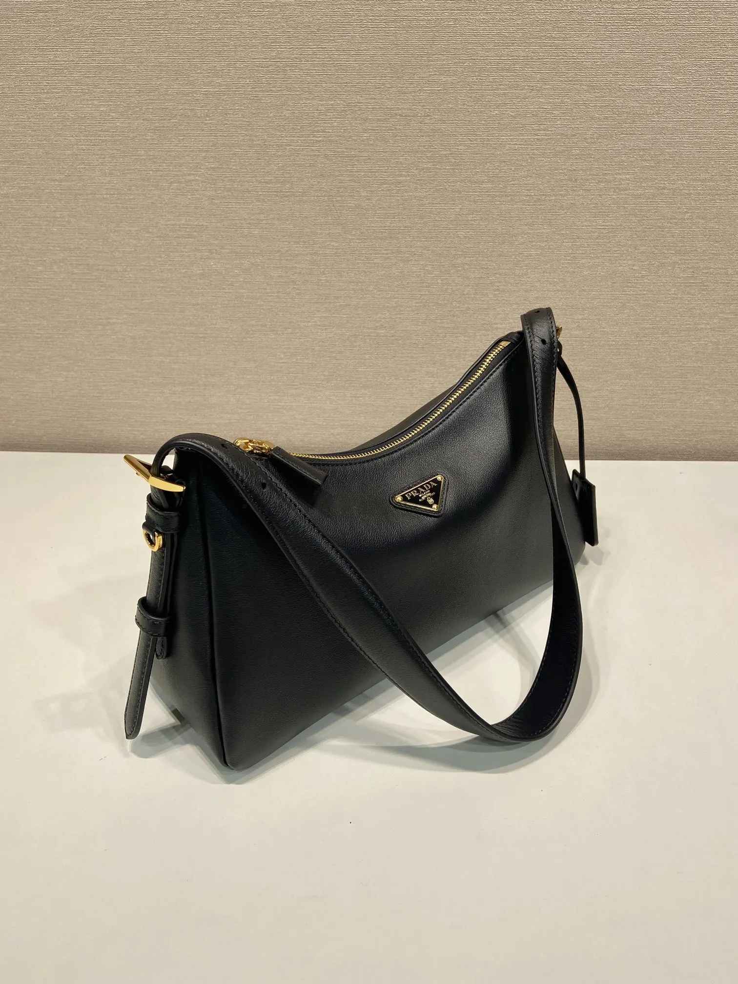 PRADA 牛皮 三角标 腋下包 日常通勤款
