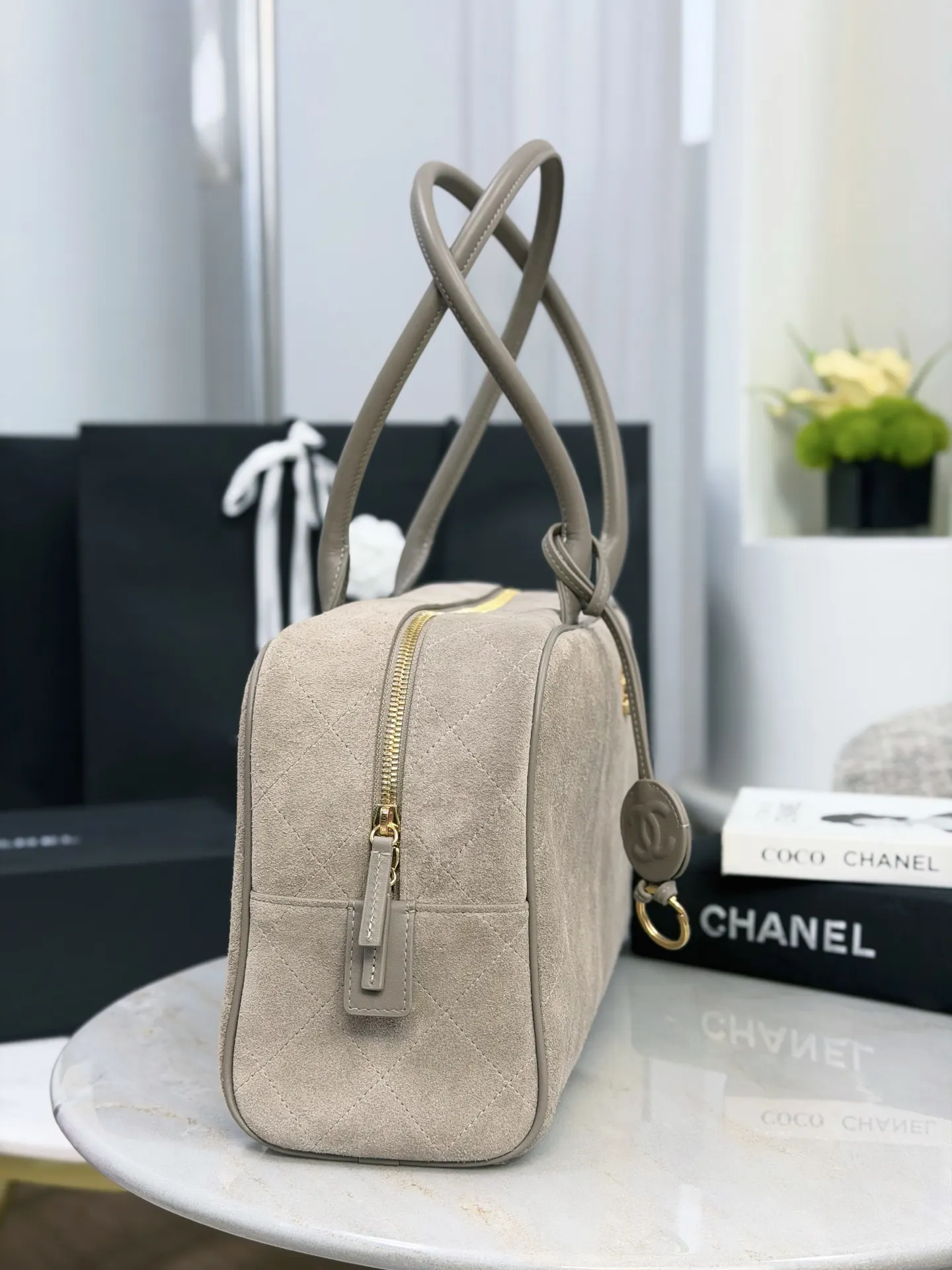 Chanel Cowhide Bag Chain Shoulder and Crossbody Wear Image 4 Chanel Cowhide Bag Chain Shoulder and Crossbody Wear Image 4