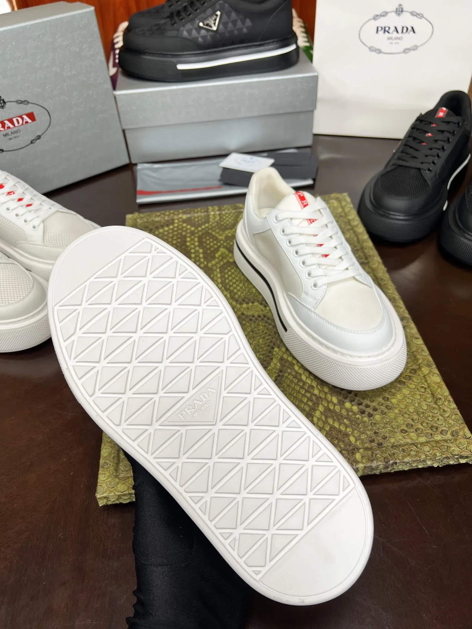 Prada 牛皮 休闲鞋 舒适
