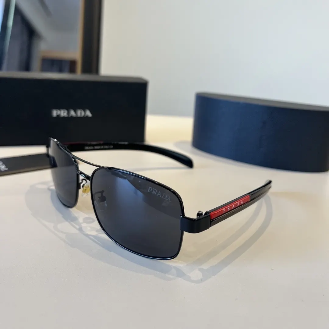 PRADA 太阳眼镜 时尚遮阳款