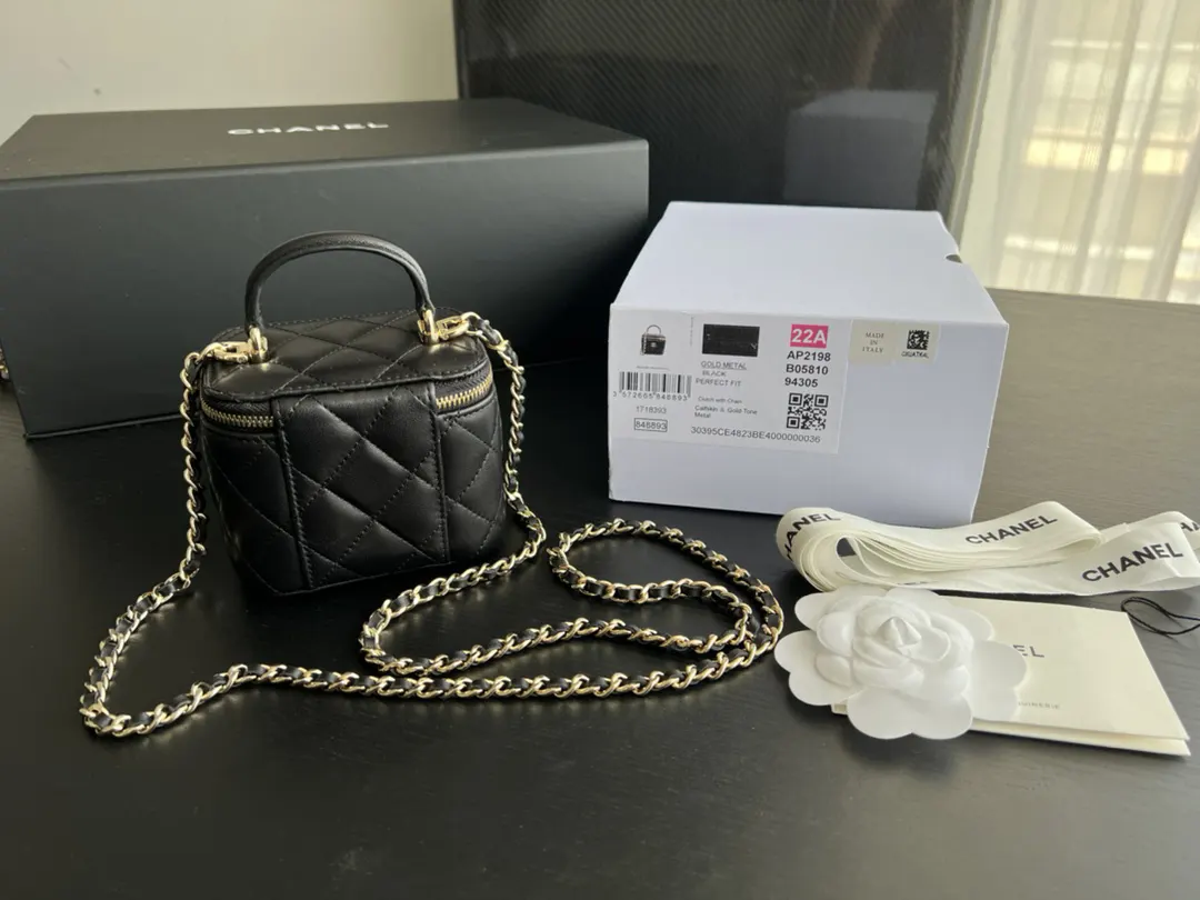 CHANEL 19 Bag 黑色羊皮菱格链条包 金扣款