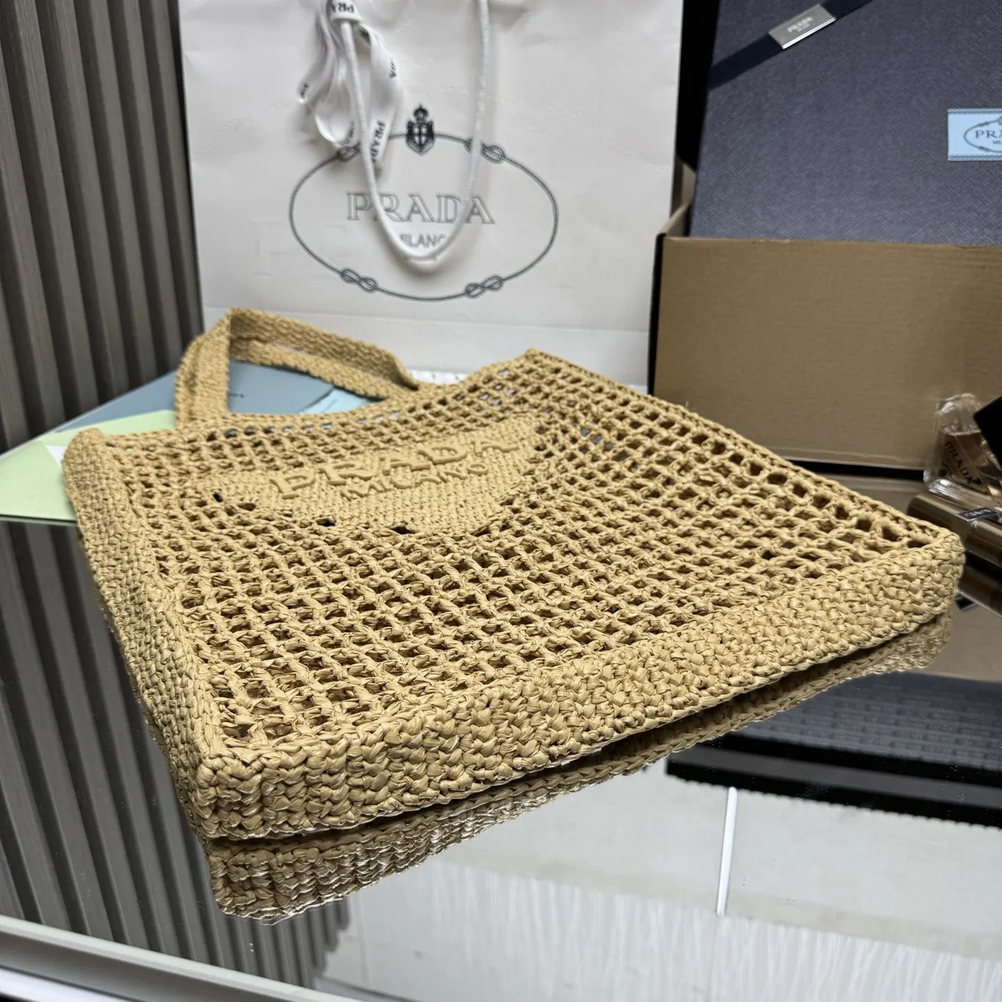 标志性的家三角形徽标焕新重释 装点包身正面 中心处饰 托特包 大容量托特款