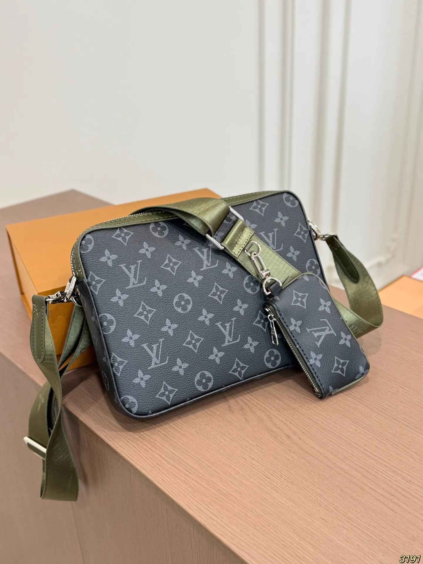 LV Trio 三合一邮差包 拉链前袋和零錢包均可拆卸 手拿包 精致手拿款