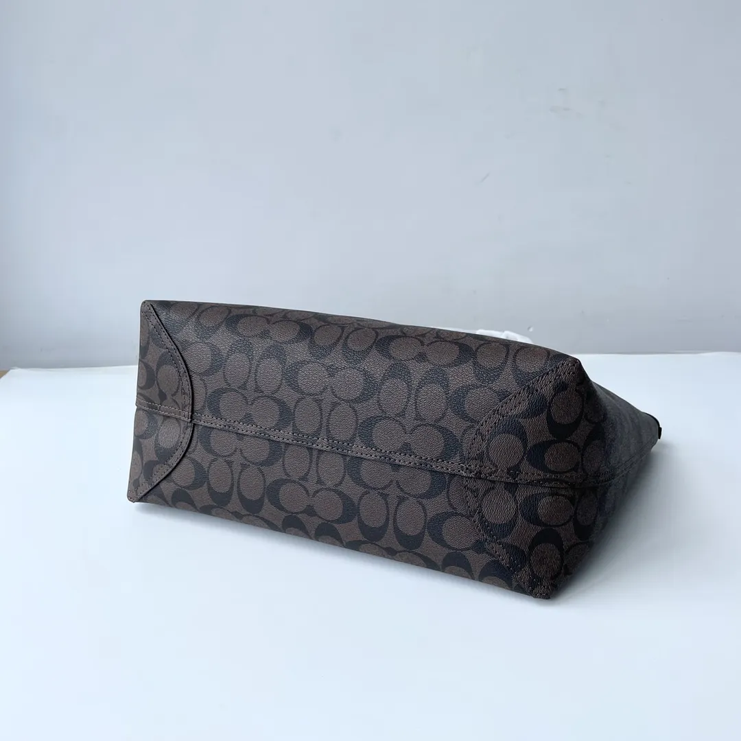 Coach 老花 帆布 新奥莱款双面托特包 的老花图案可以 大容量托特款