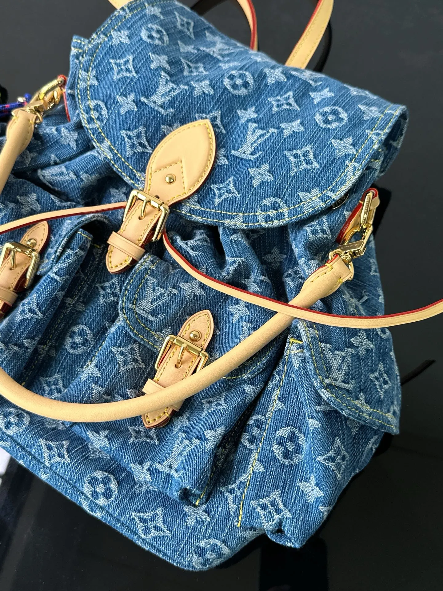 牛仔 質感升级 砂洗牛仔面料耐磨又抗造 植鞣 雙肩包 实用雙肩款