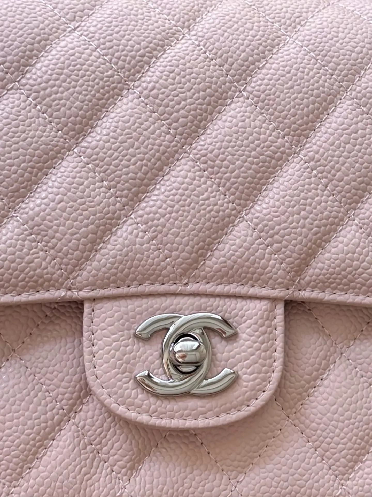 Chanel 粉色鱼子酱牛皮翻盖链条包 金扣