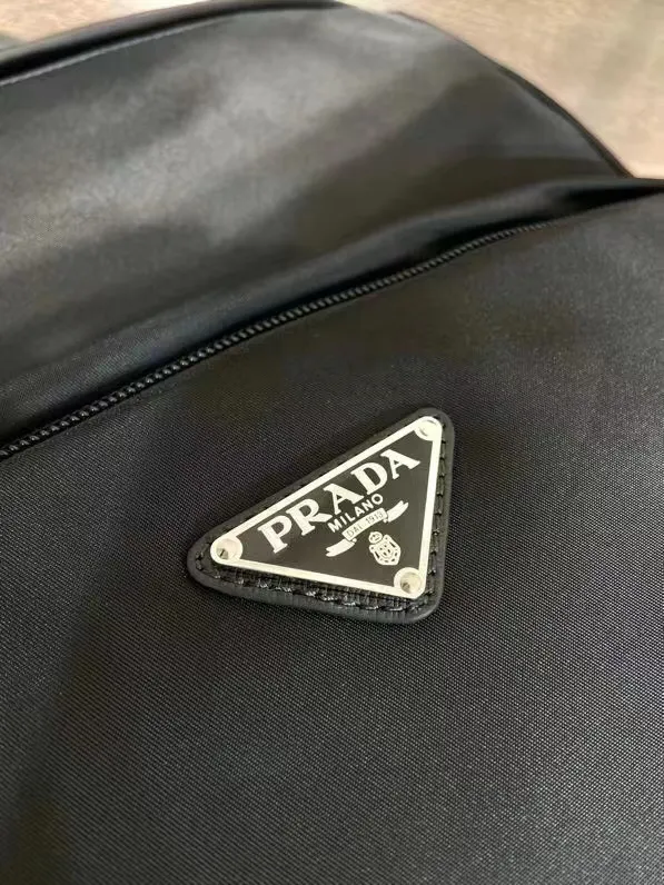 Prada 尼龙 十字纹牛皮 三角标 双肩背包 轻便实用