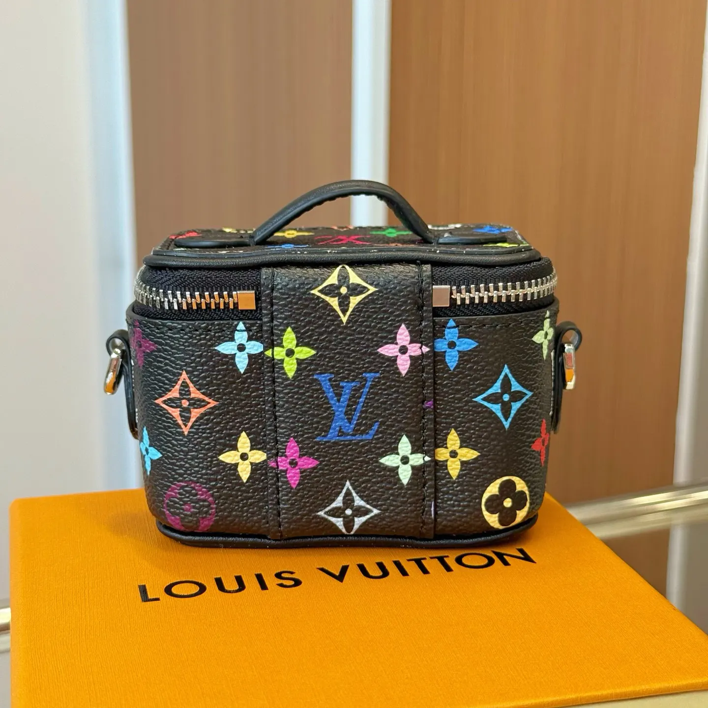 LV 帆布 色 供应 迷你microvanity 鏈條包 精致鏈條款