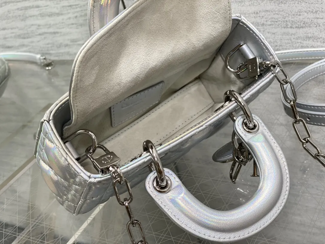 Dior 羊皮 復古时髦感超强 真是什么场合都可以把住 绝对是lad 鏈條包 精致鏈條款(數字9) Dior 羊皮 復古时髦感超强 真是什么场合都可以把住 绝对是lad 鏈條包 精致鏈條款(數字9)