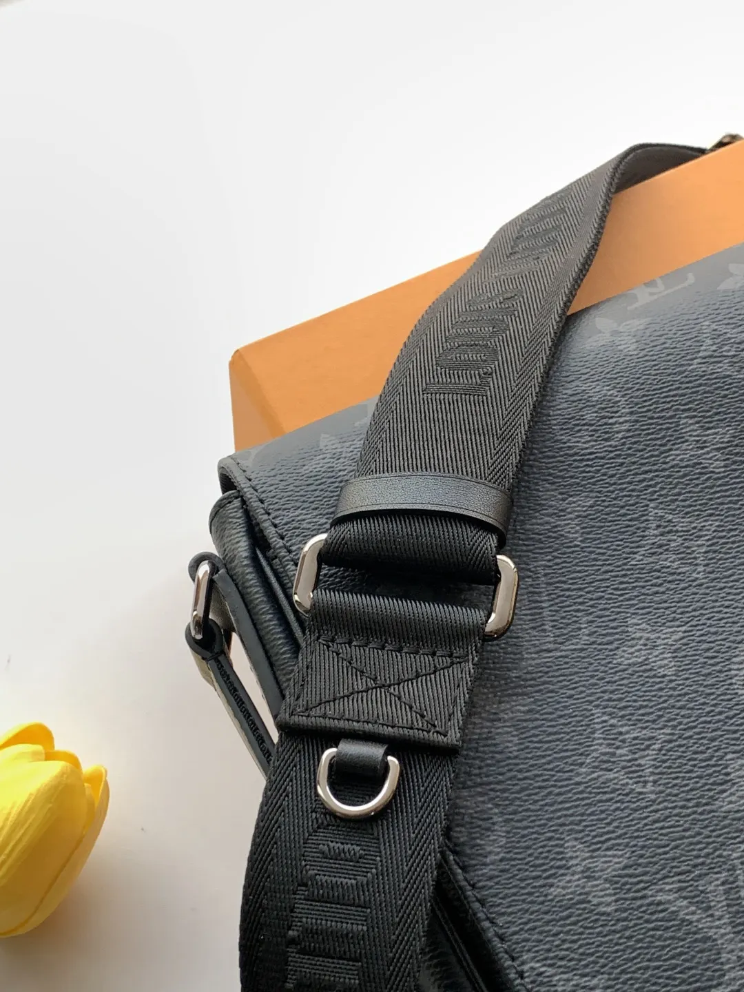 LV 黑色壓紋鏈條小方包 斜挎款(數字17) LV 黑色壓紋鏈條小方包 斜挎款(數字17)