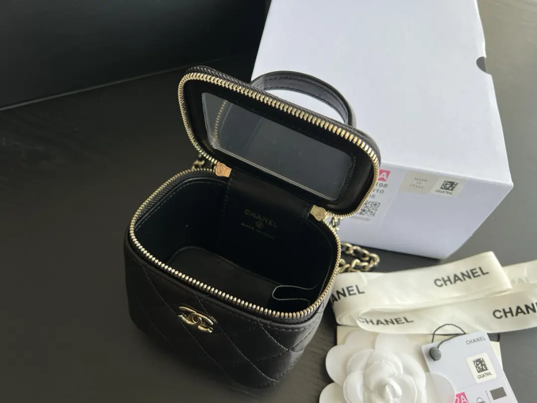 CHANEL 19 Bag 黑色羊皮菱格链条包 金扣款