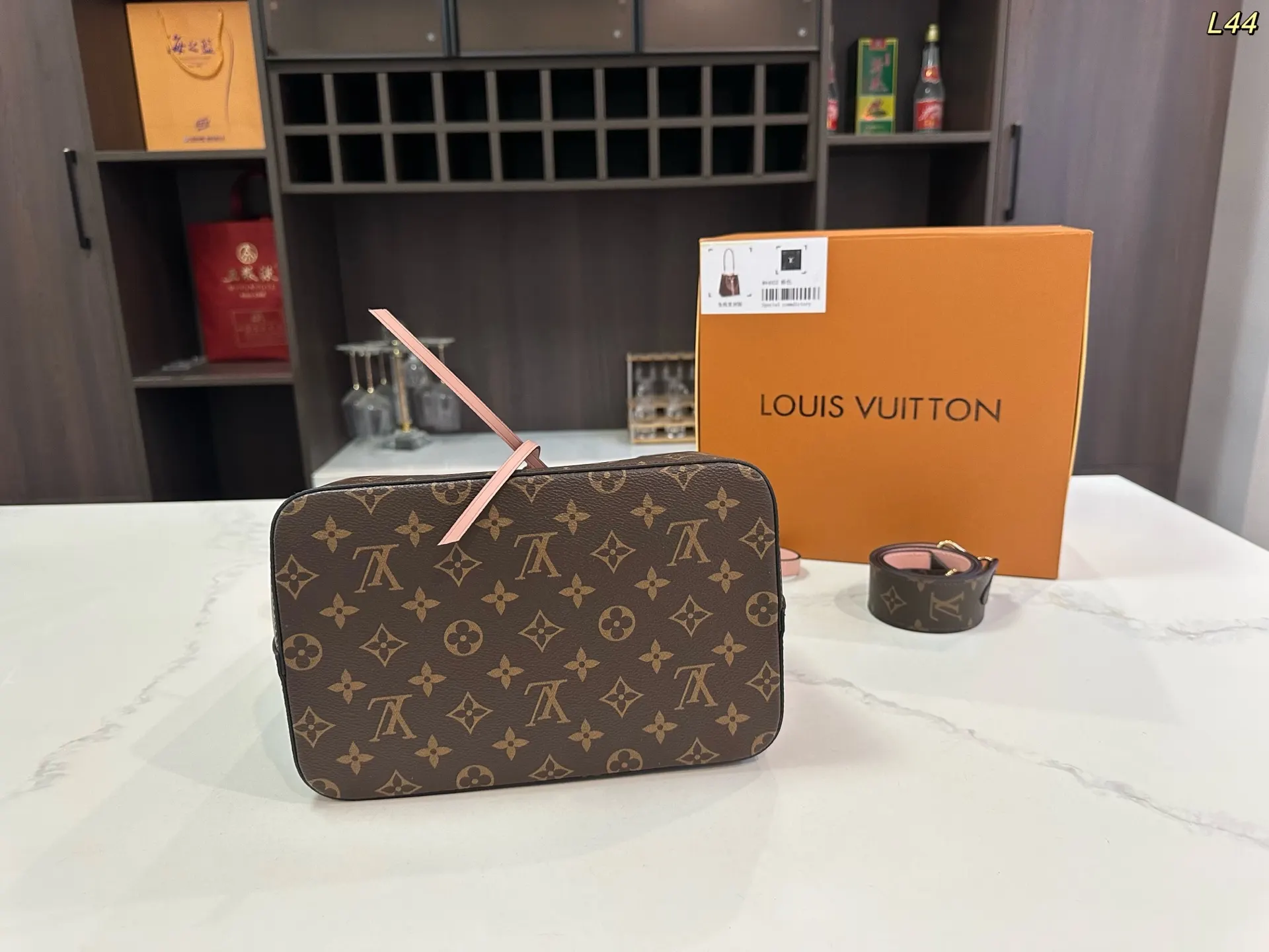 LV 小牛皮 钢五金 水桶包 休闲水桶款