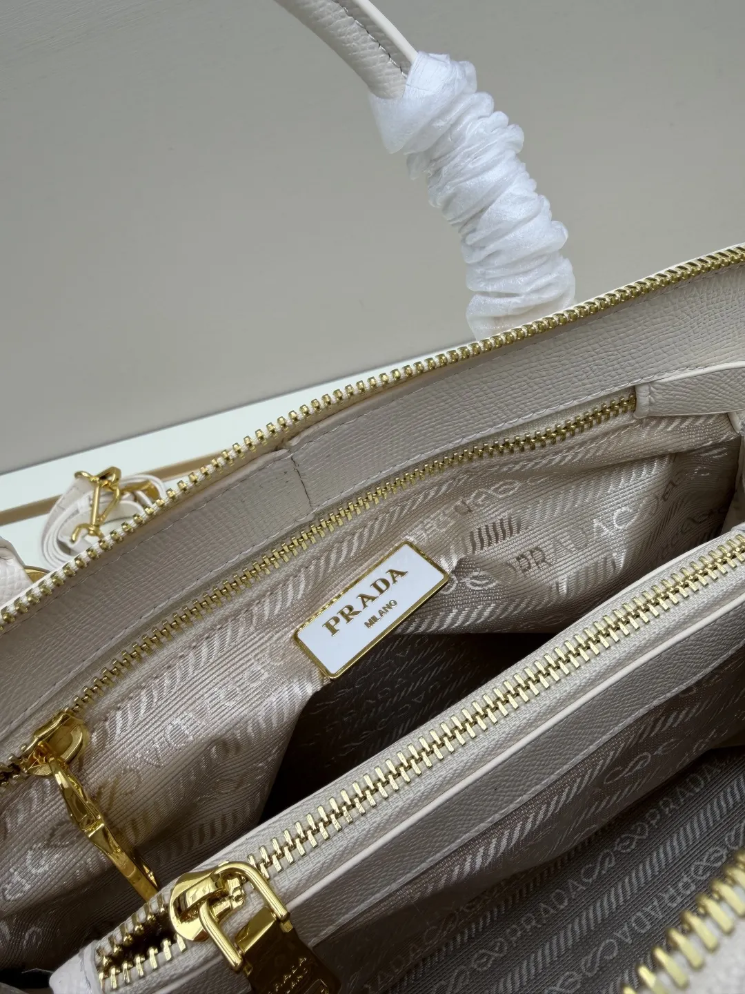 Prada Saffiano 十字纹牛皮 Logo 手提包