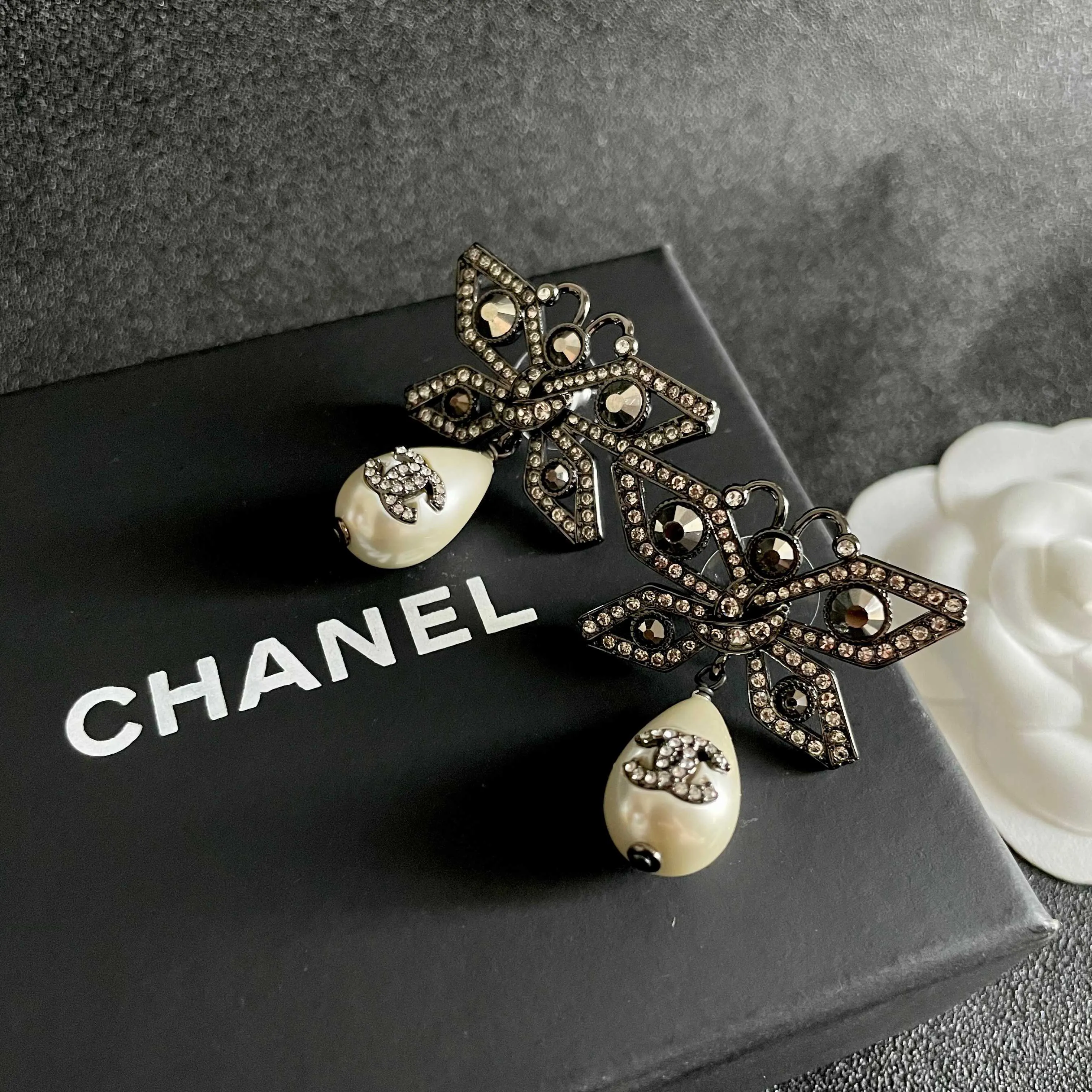 CHANEL 黑白星形耳环 蝴蝶结配饰款