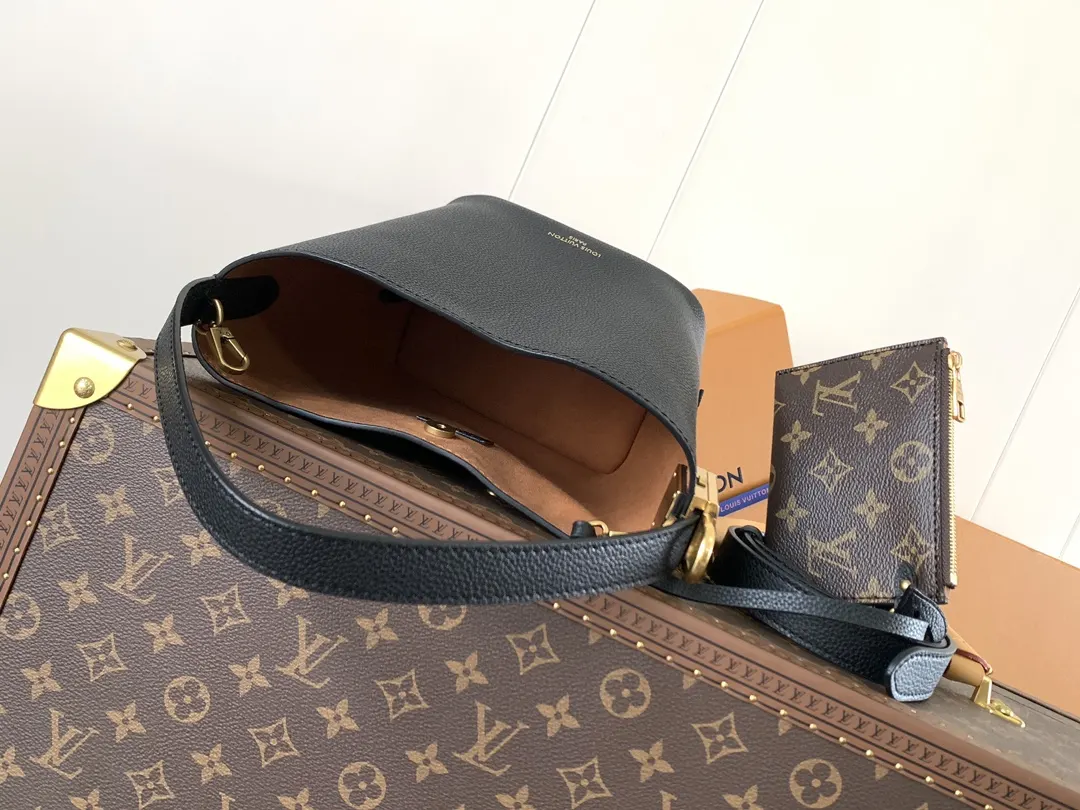 LV 黑色 棕色 牛皮 收納包 旅行收納款(數字9) LV 黑色 棕色 牛皮 收納包 旅行收納款(數字9)