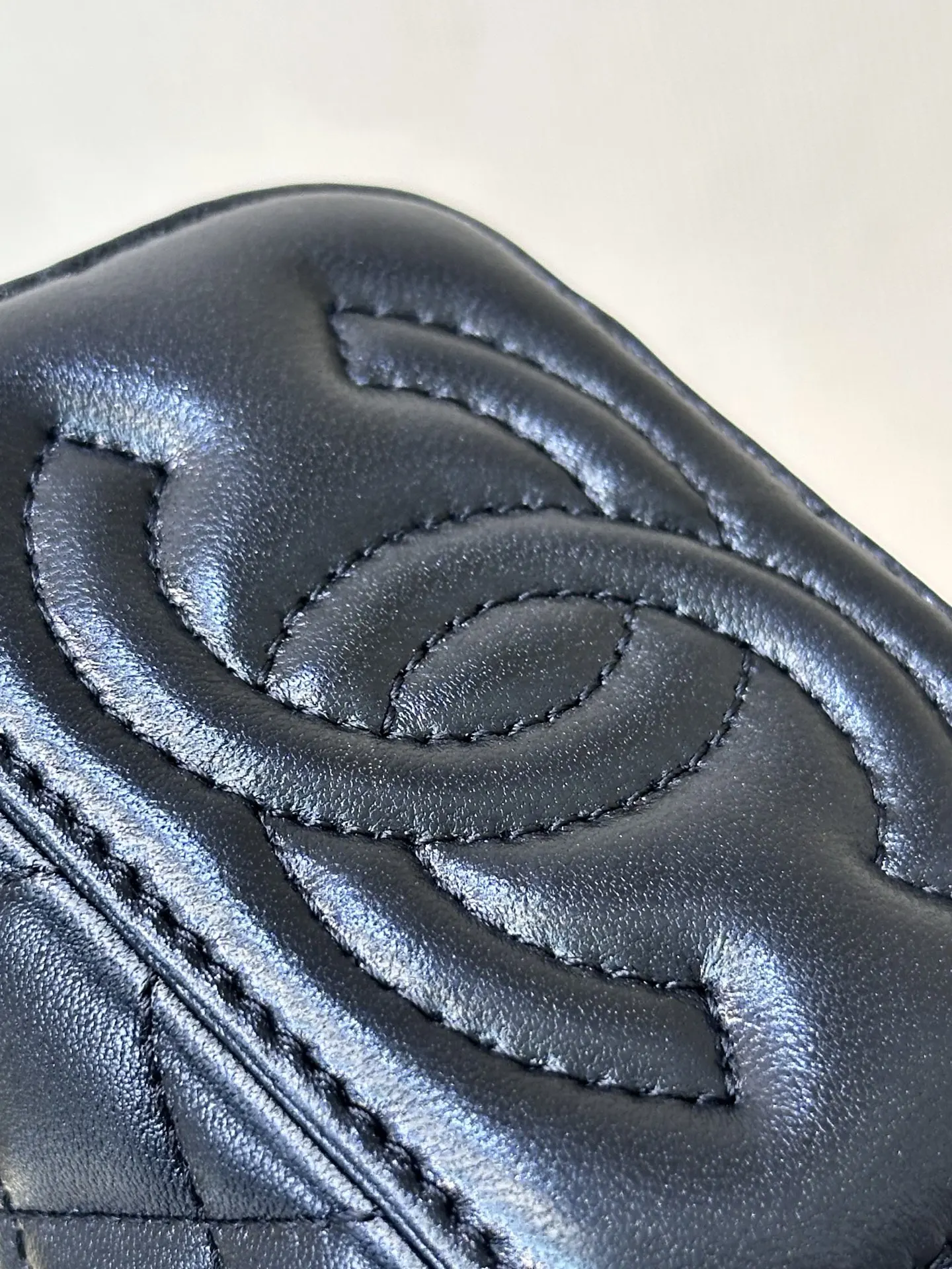 CHANEL 黑色 羊皮 斜背包 輕便斜挎款