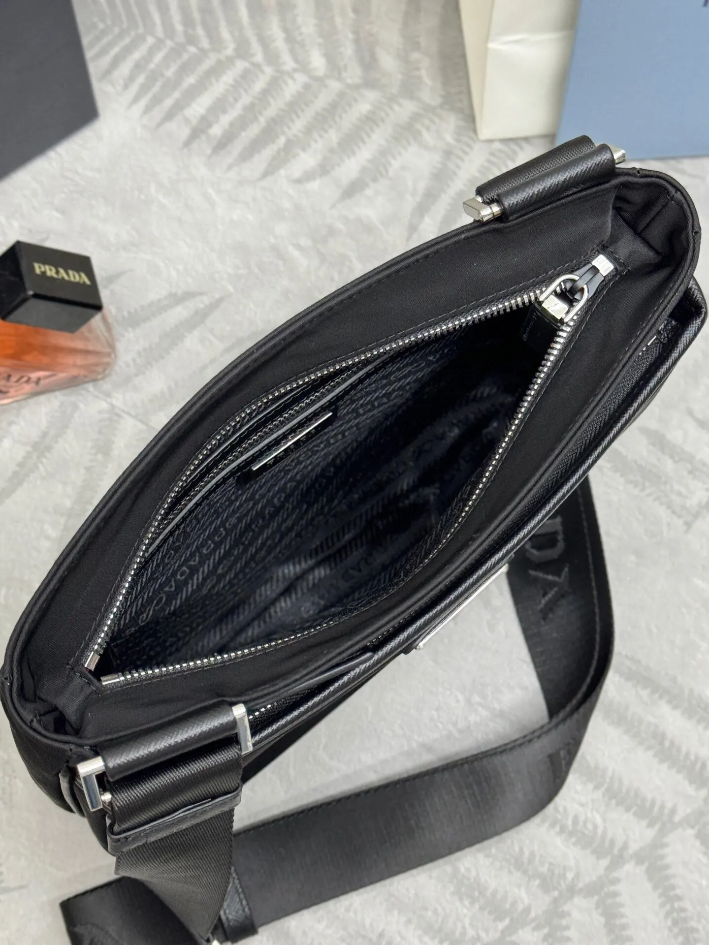 Prada Re-Nylon 2VH118 皮革 Saffiano 十字紋 單肩包