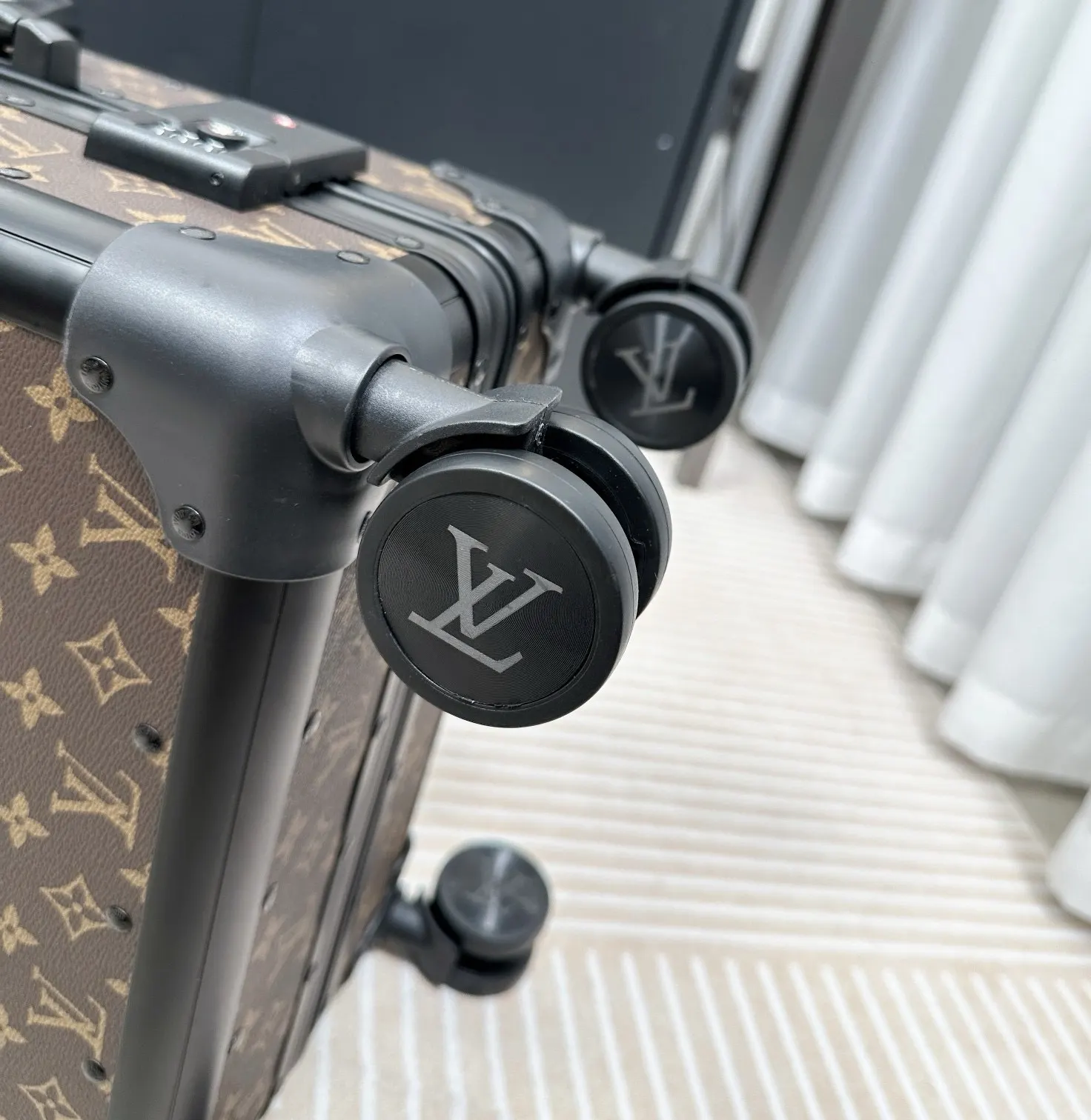 LV 黑色 老花 旅行箱 拉杆箱 行李箱 托运箱 登机箱 鋁合金边框旅 旅行拉杆款 輕便出行款