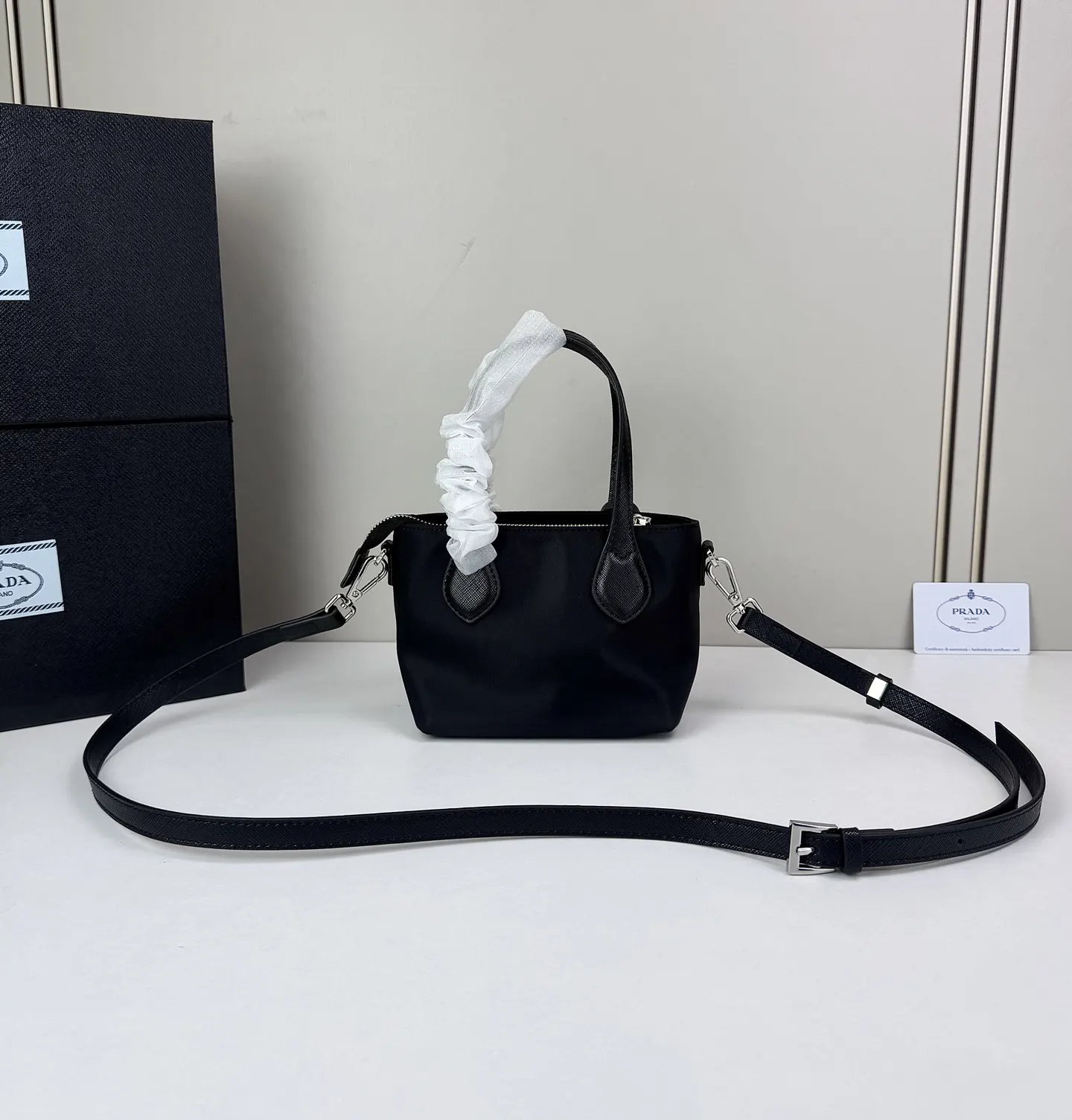 Prada 黑色 尼龙 菜篮子 采用黑色尼龙材质 表面光滑有 斜挎包 轻便斜挎款