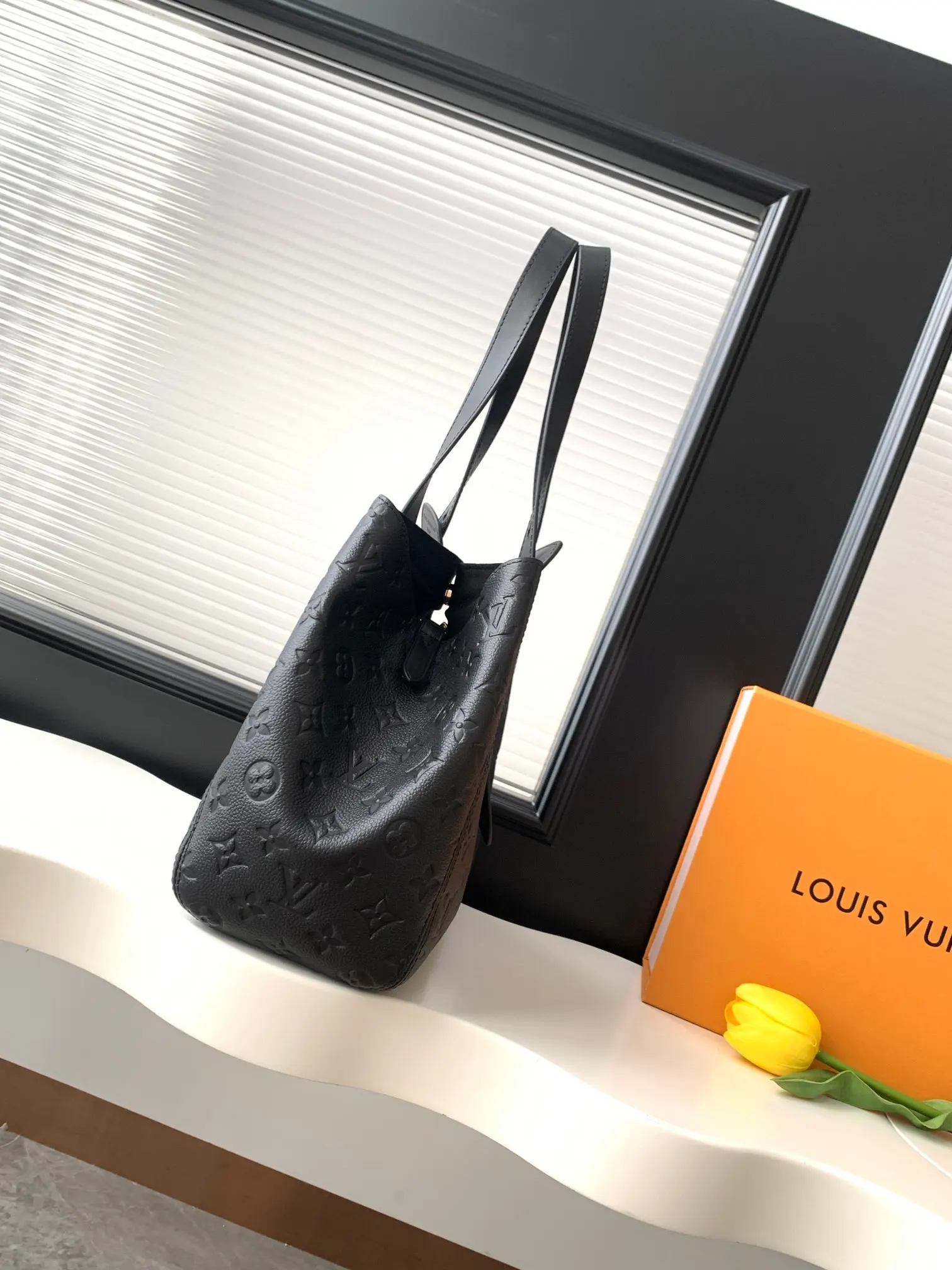 LV Victorine black, tote bag, large capacity commuter model Image 2 LV Victorine black, tote bag, large capacity commuter model Image 2