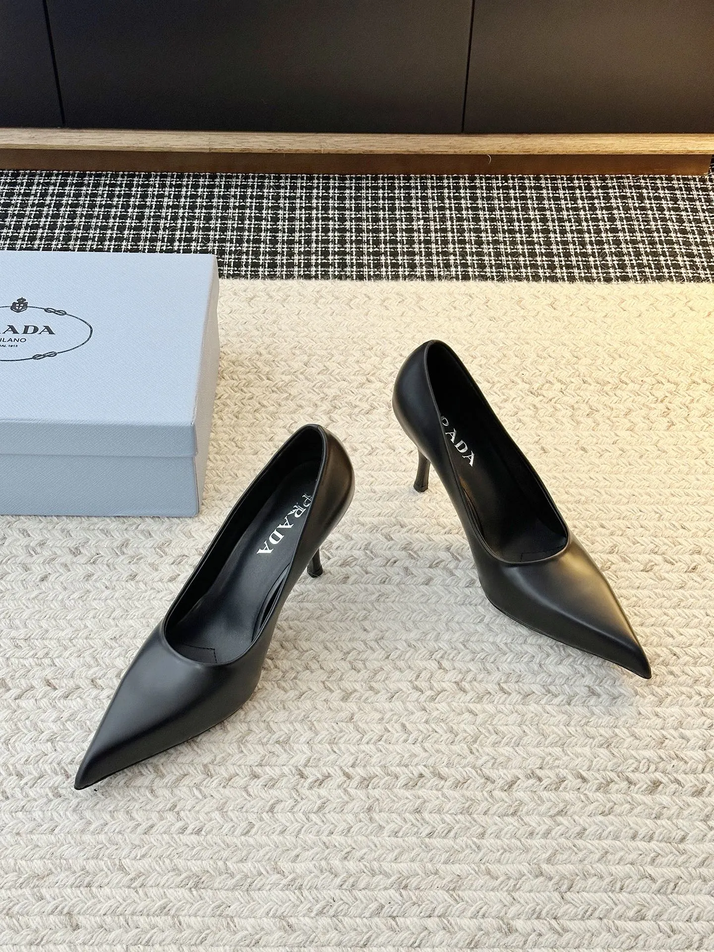 PRADA 牛皮 羊皮 拖鞋 休闲凉拖款