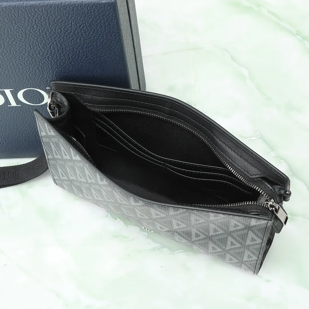 Dior 黑色 牛皮 宽敞的拉链隔层適合收納手机 还设有六个卡槽 手拿包 精致手拿款