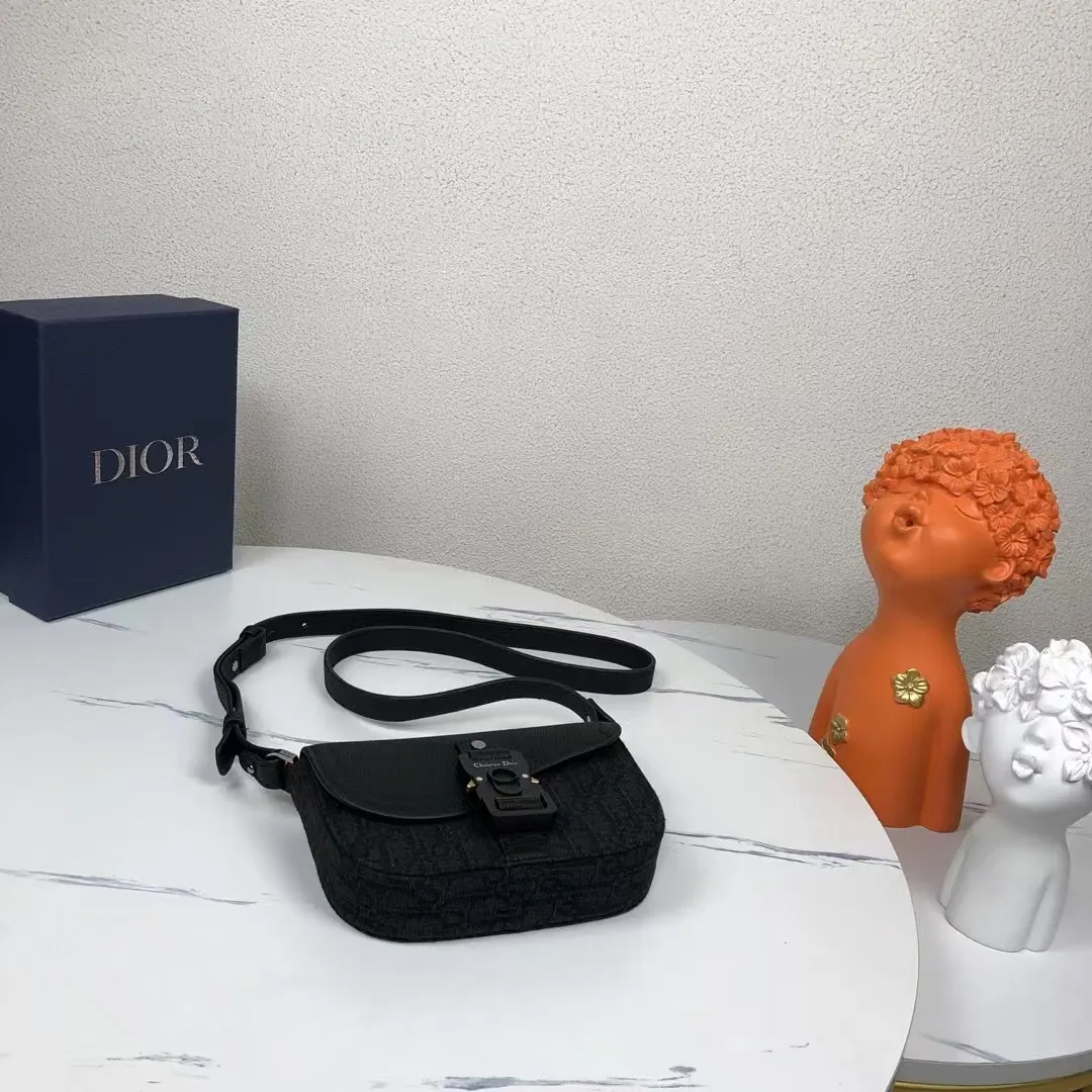 黑色 牛皮 市场 欢迎对比 马鞍手拿包附 精致手拿款