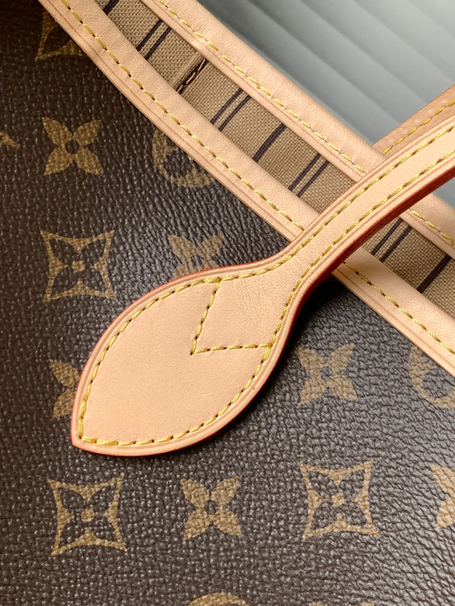 LV Neverfull 帆布 手拿包 精致手拿款