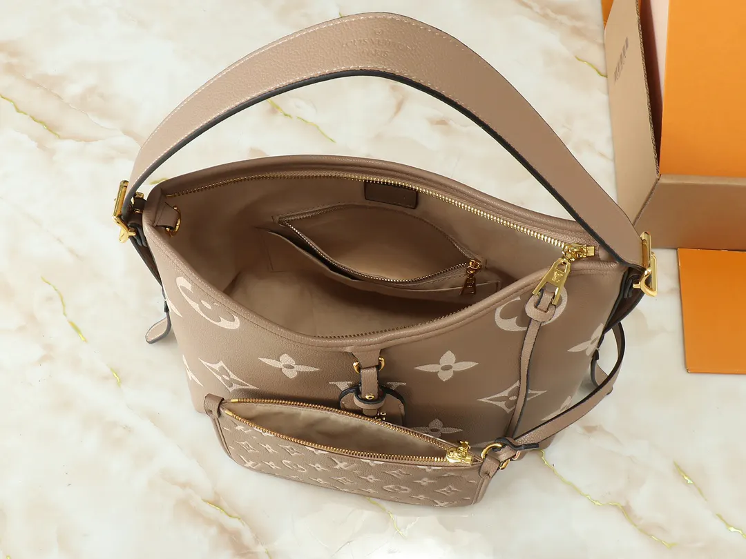 CarryAll Monogram 手拿包 精致手拿款